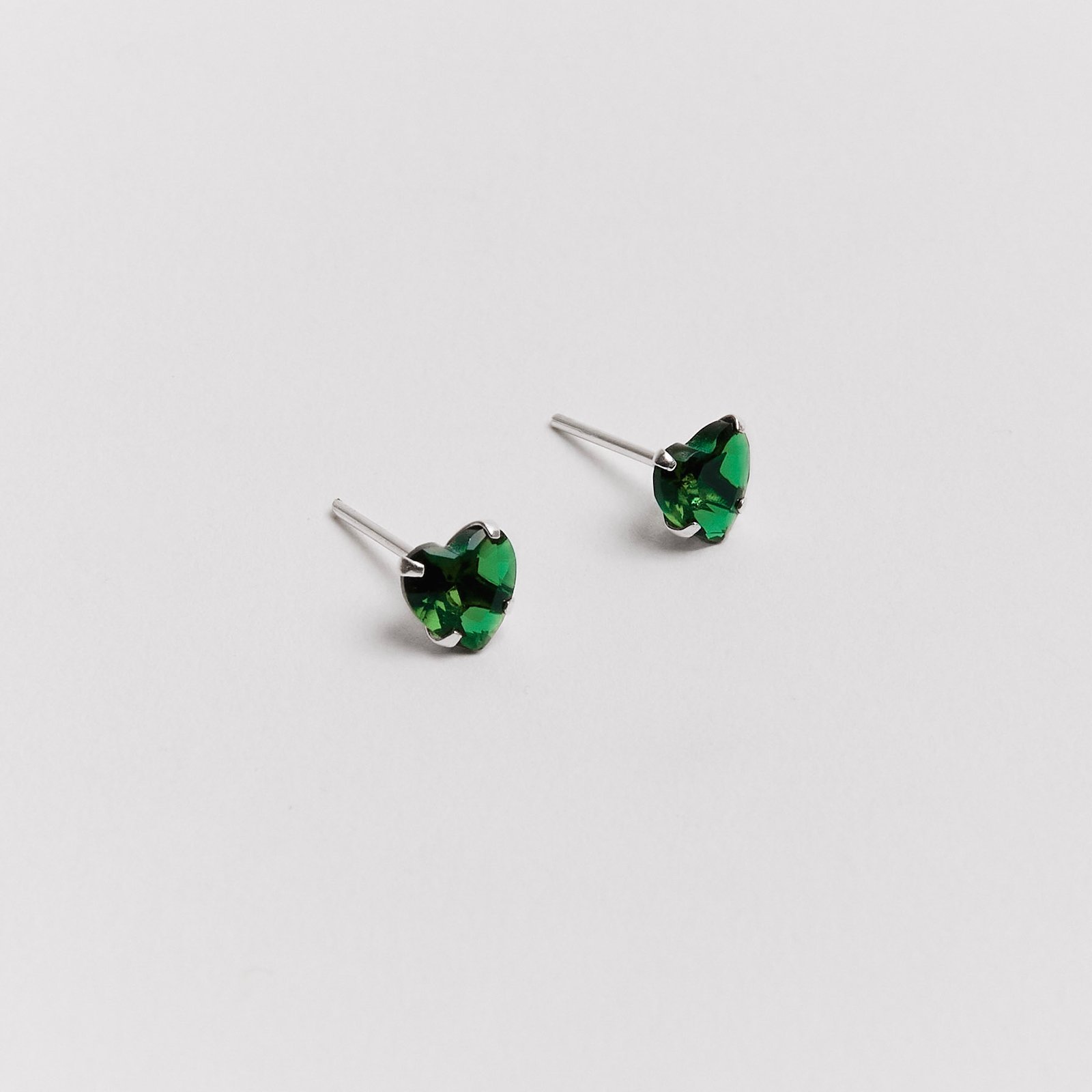 Brinco zircônia coração esmeralda 6mm