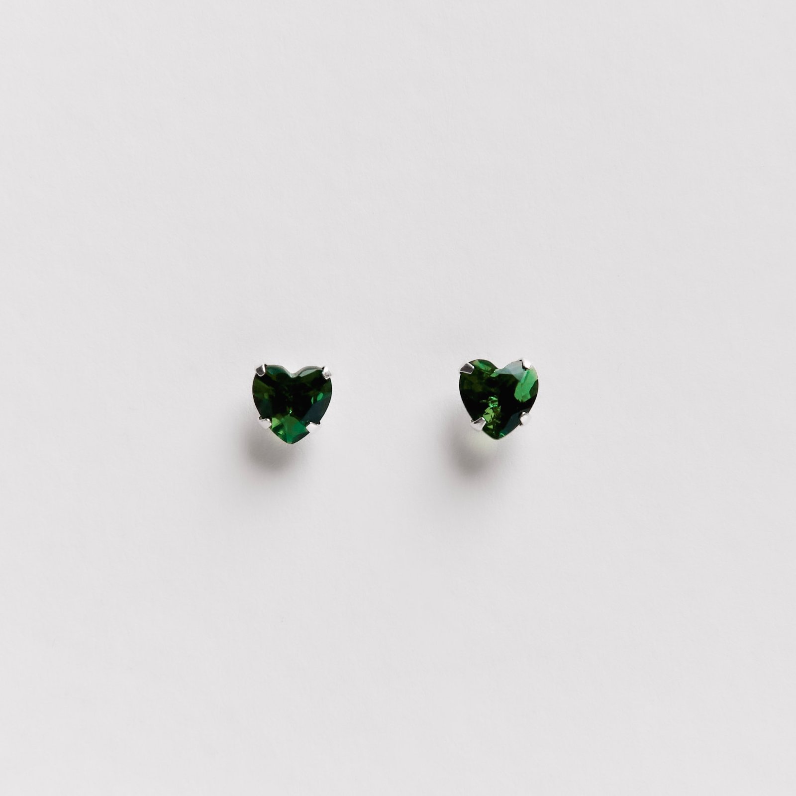 Brinco zircônia coração esmeralda 6mm