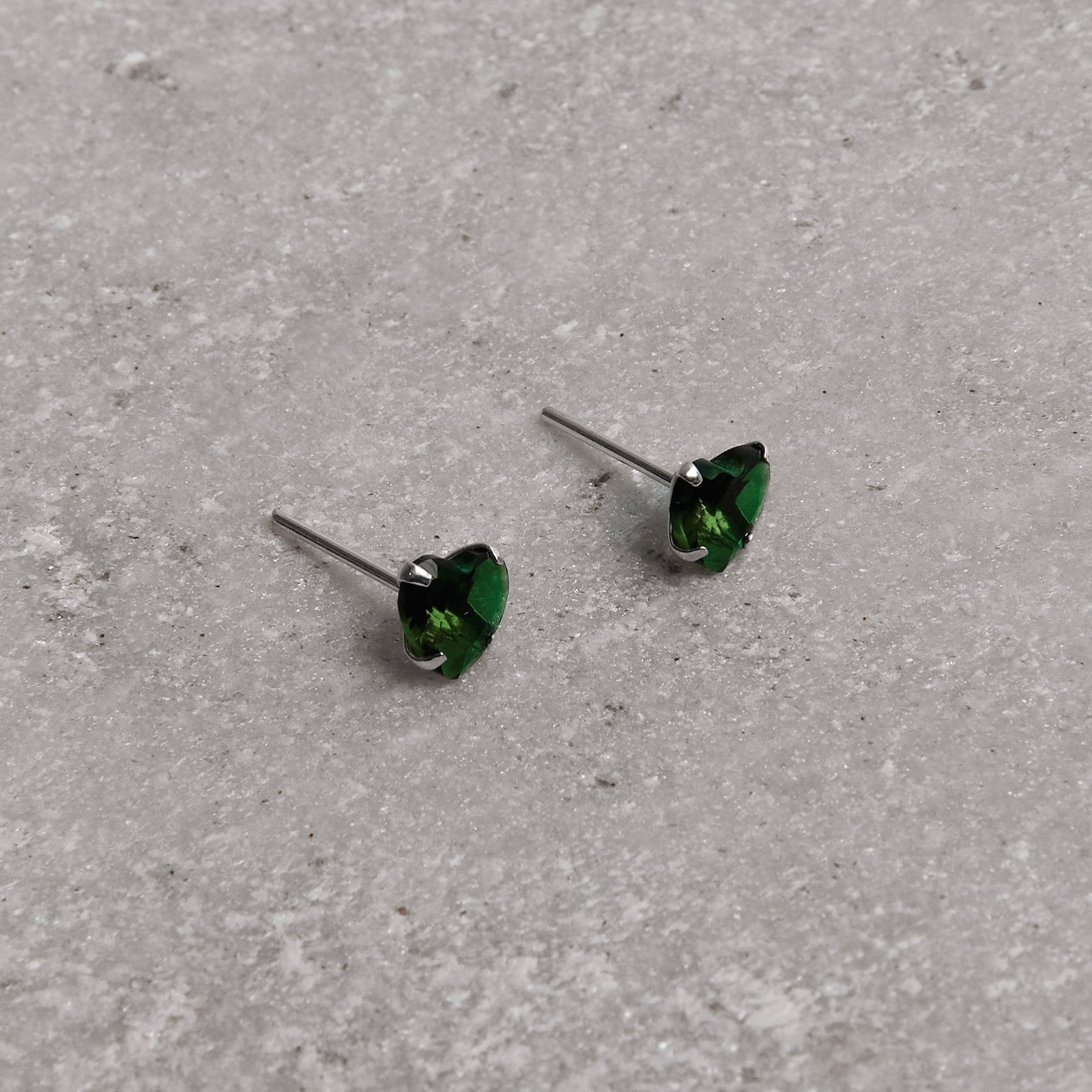 Brinco zircônia coração esmeralda 6mm