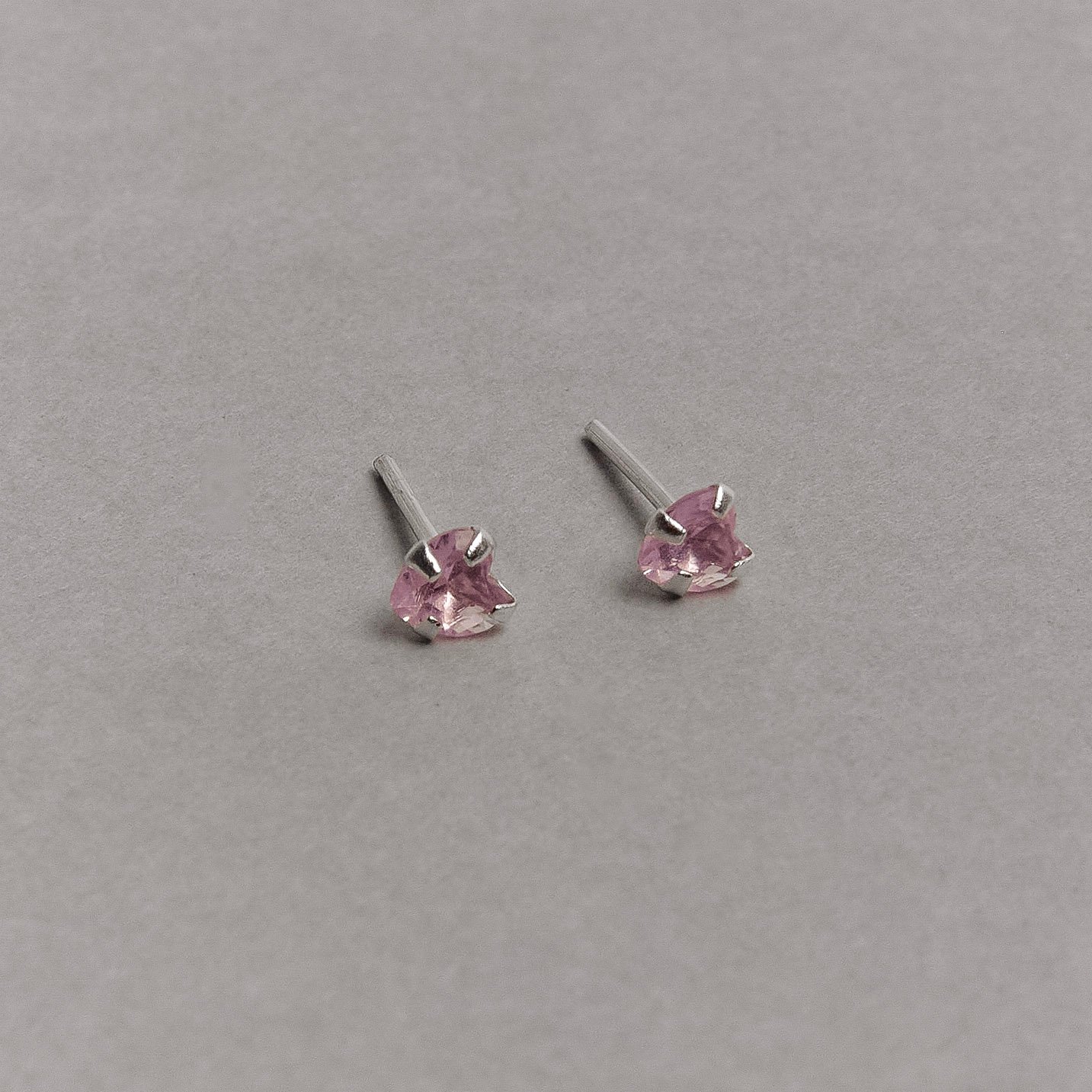 Brinco zircônia coração rosa 4mm