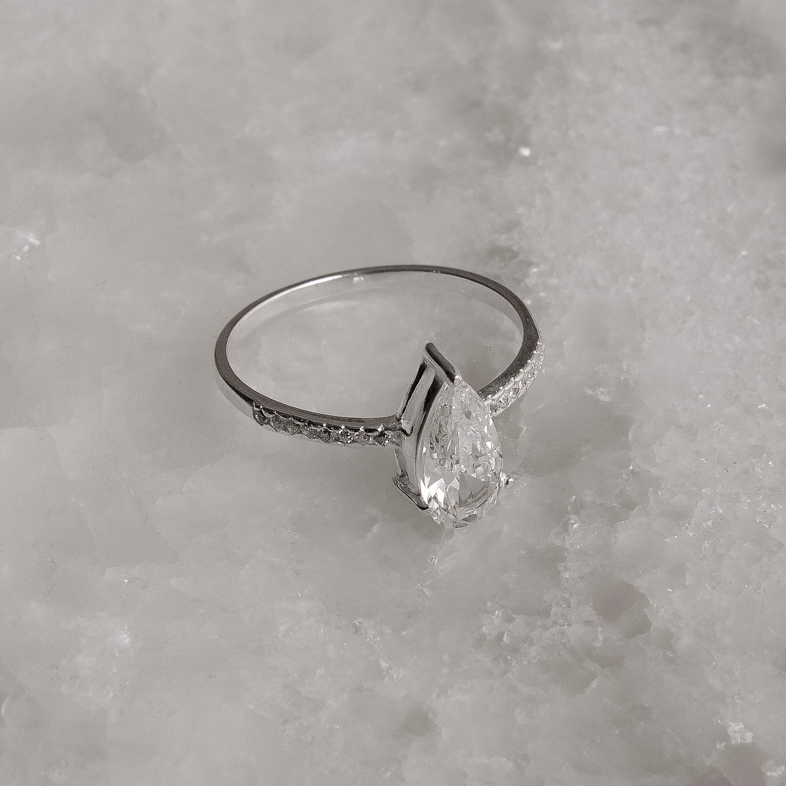 Anel solitário zircônia gota detalhe cravejado