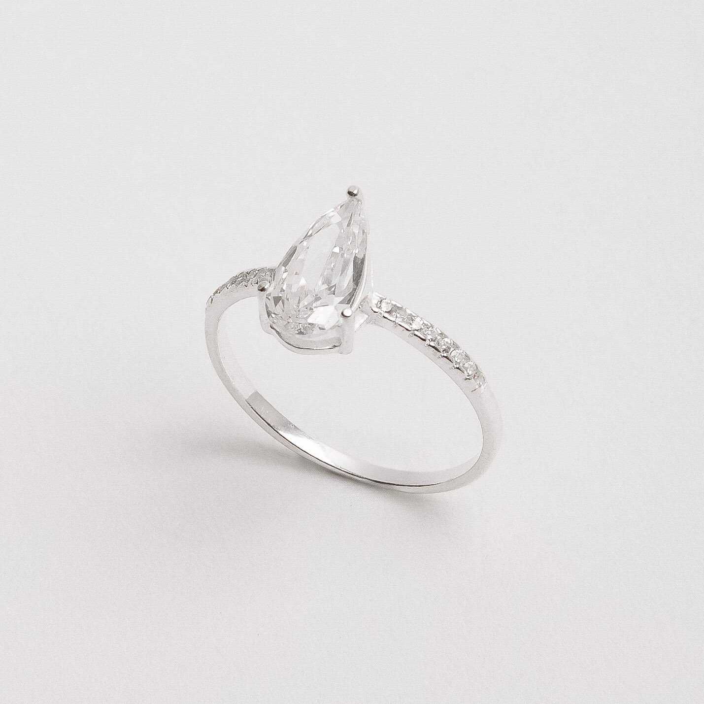 Anel solitário zircônia gota detalhe cravejado