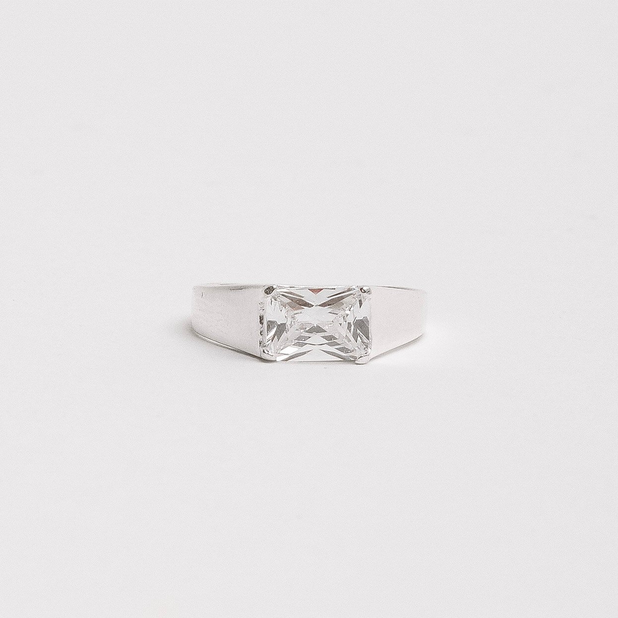 Anel zircônia retangular cristal dedinho