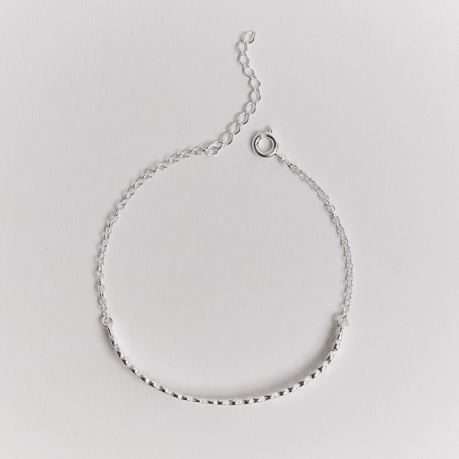 Pulseira entremeio fio rígido corações vazados