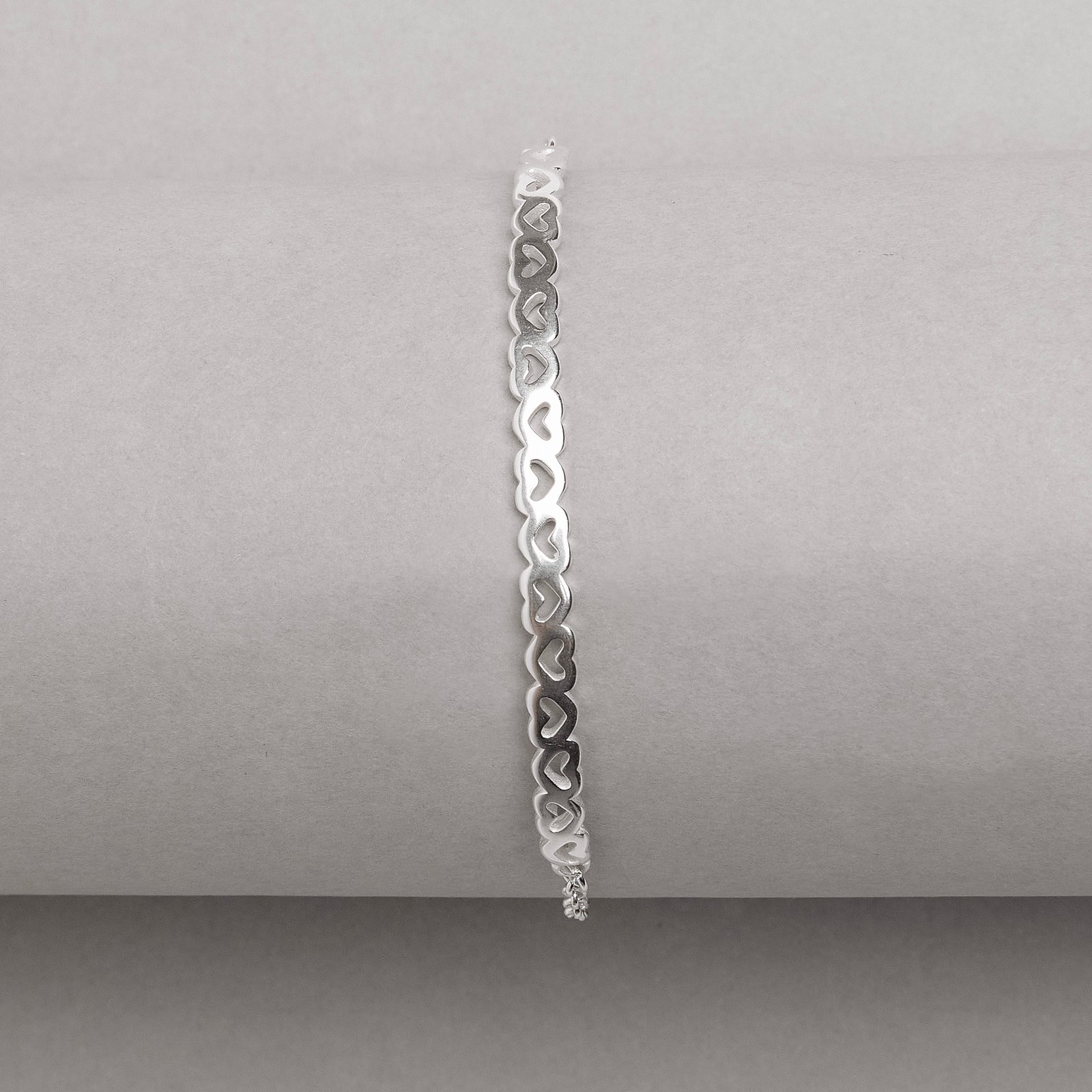 Pulseira entremeio fio rígido corações vazados