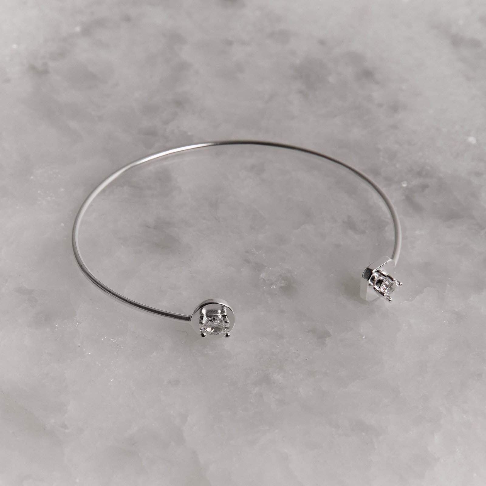 Bracelete 2 zircônias redonda e oval regulável