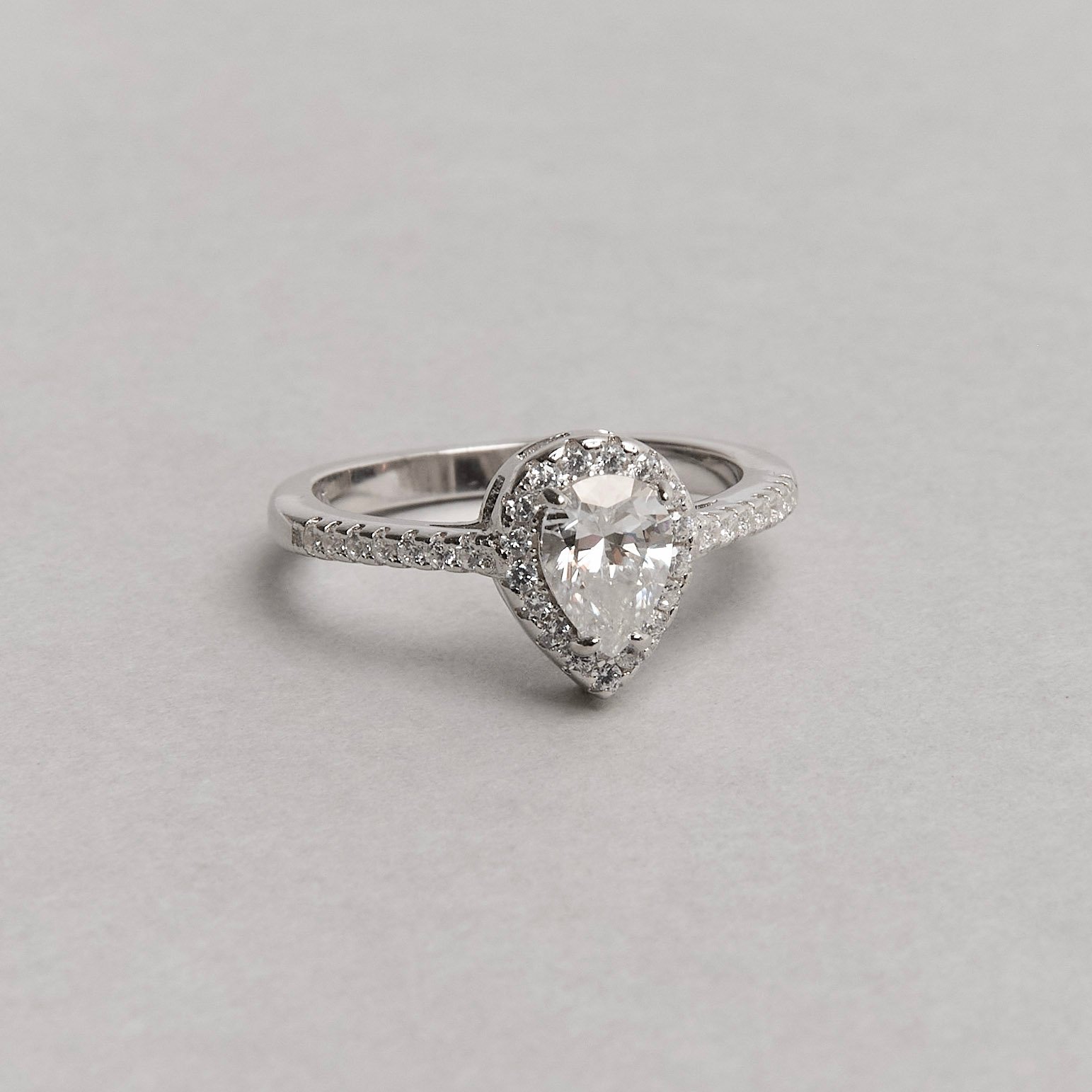 Anel moissanite gota 7x5mm com cravejado ródio