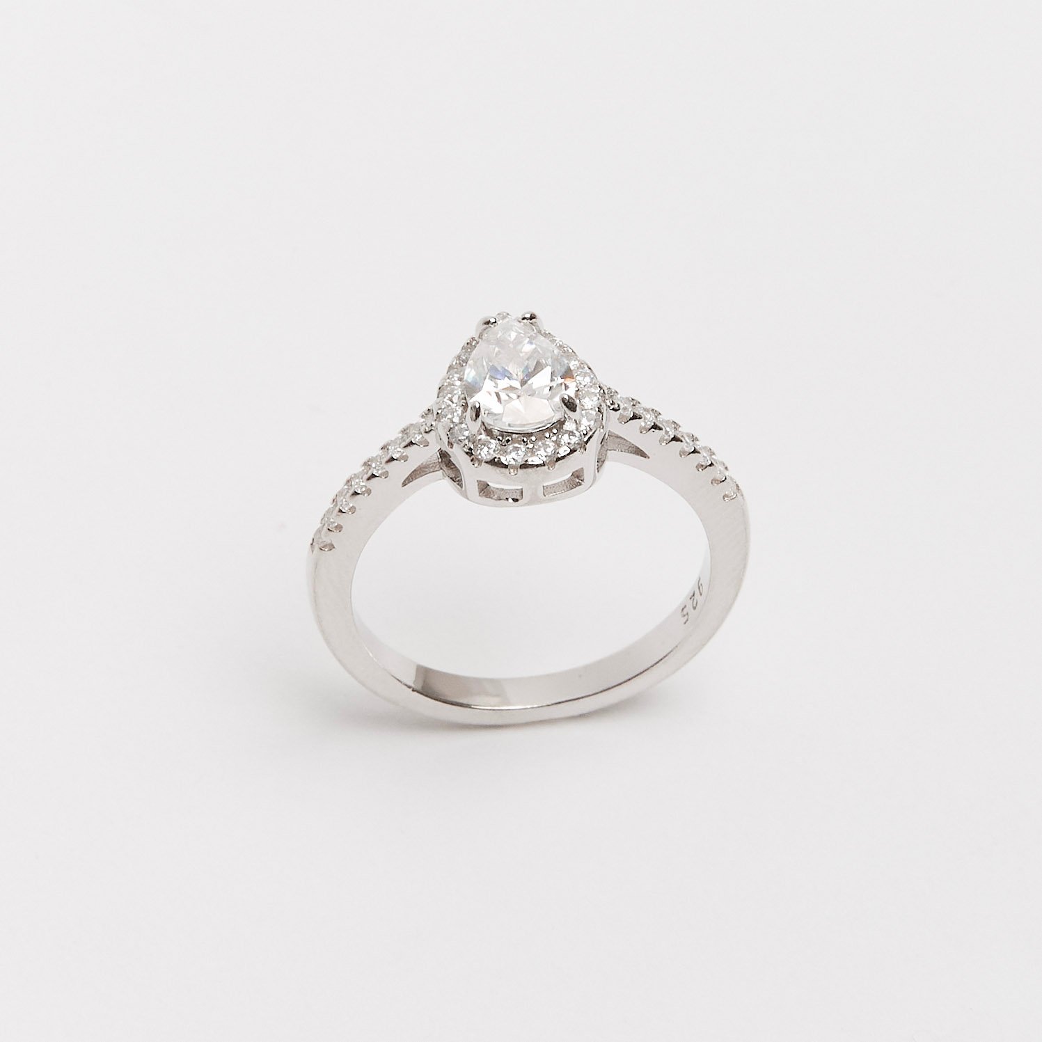 Anel moissanite gota 7x5mm com cravejado ródio