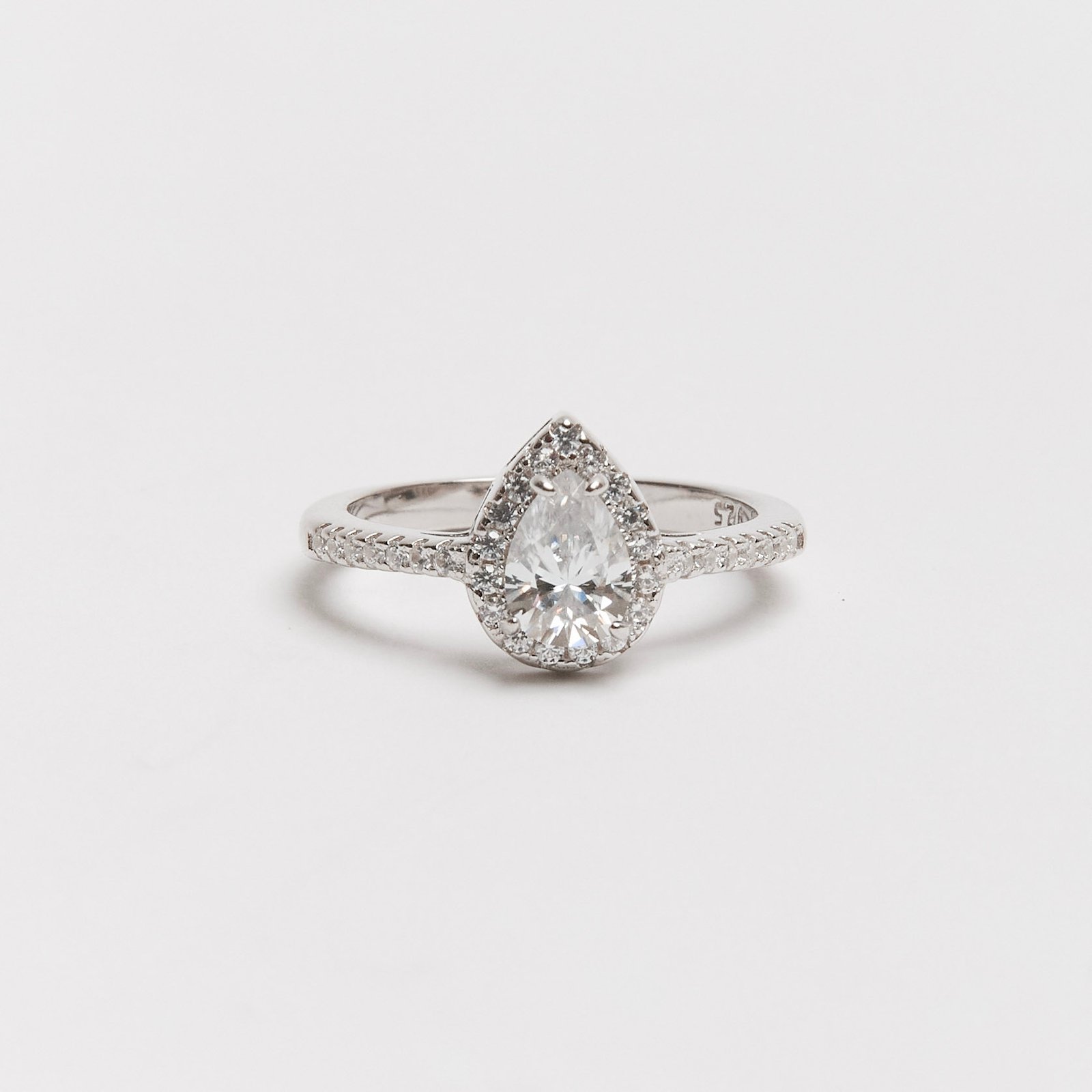 Anel moissanite gota 7x5mm com cravejado ródio