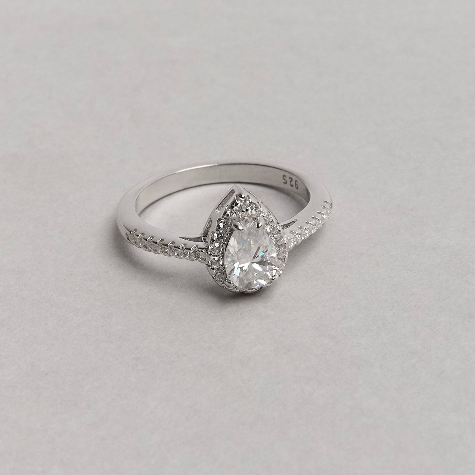 Anel moissanite gota 7x5mm com cravejado ródio