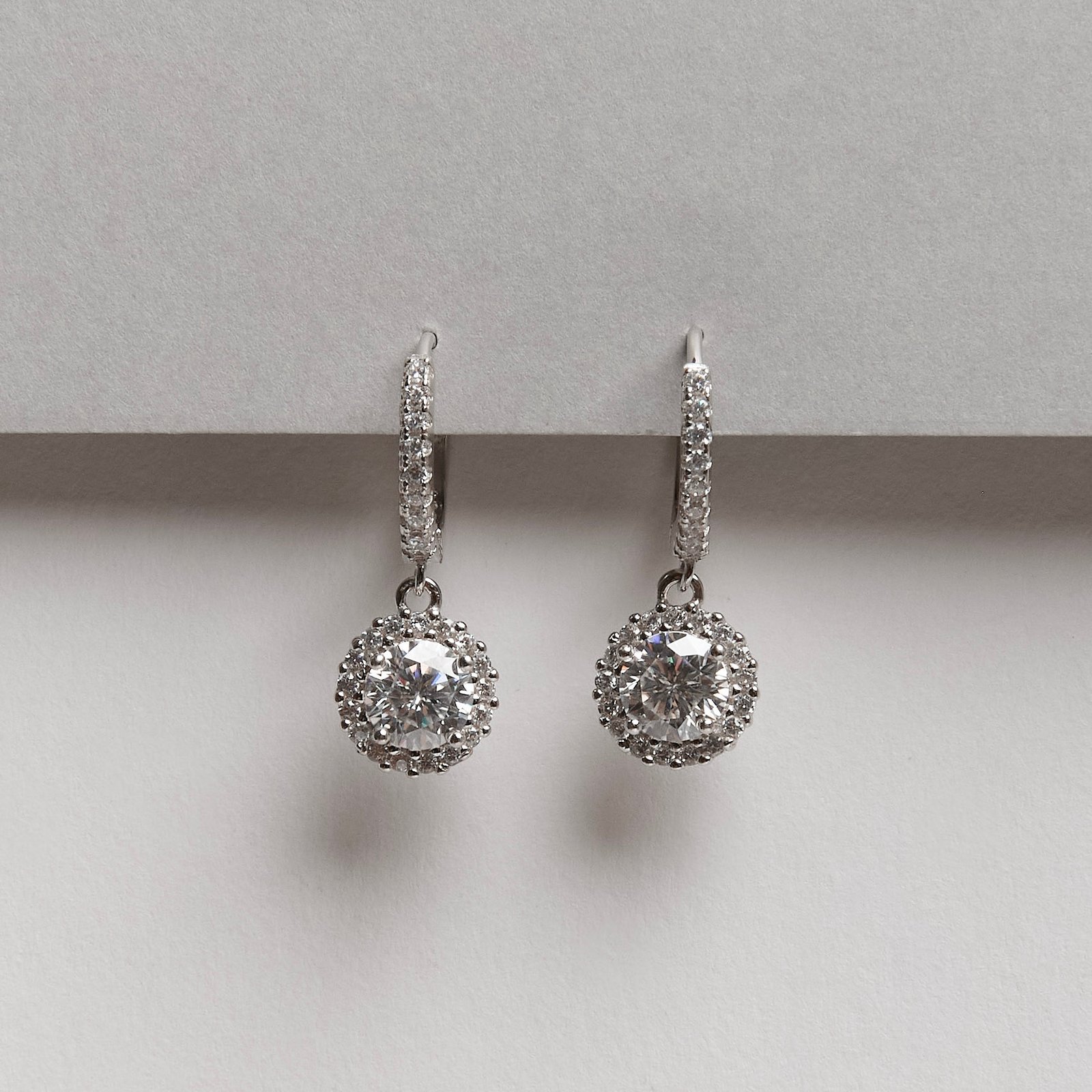 Argola click cravejada de moissanites 13mm com pingente botão ródio