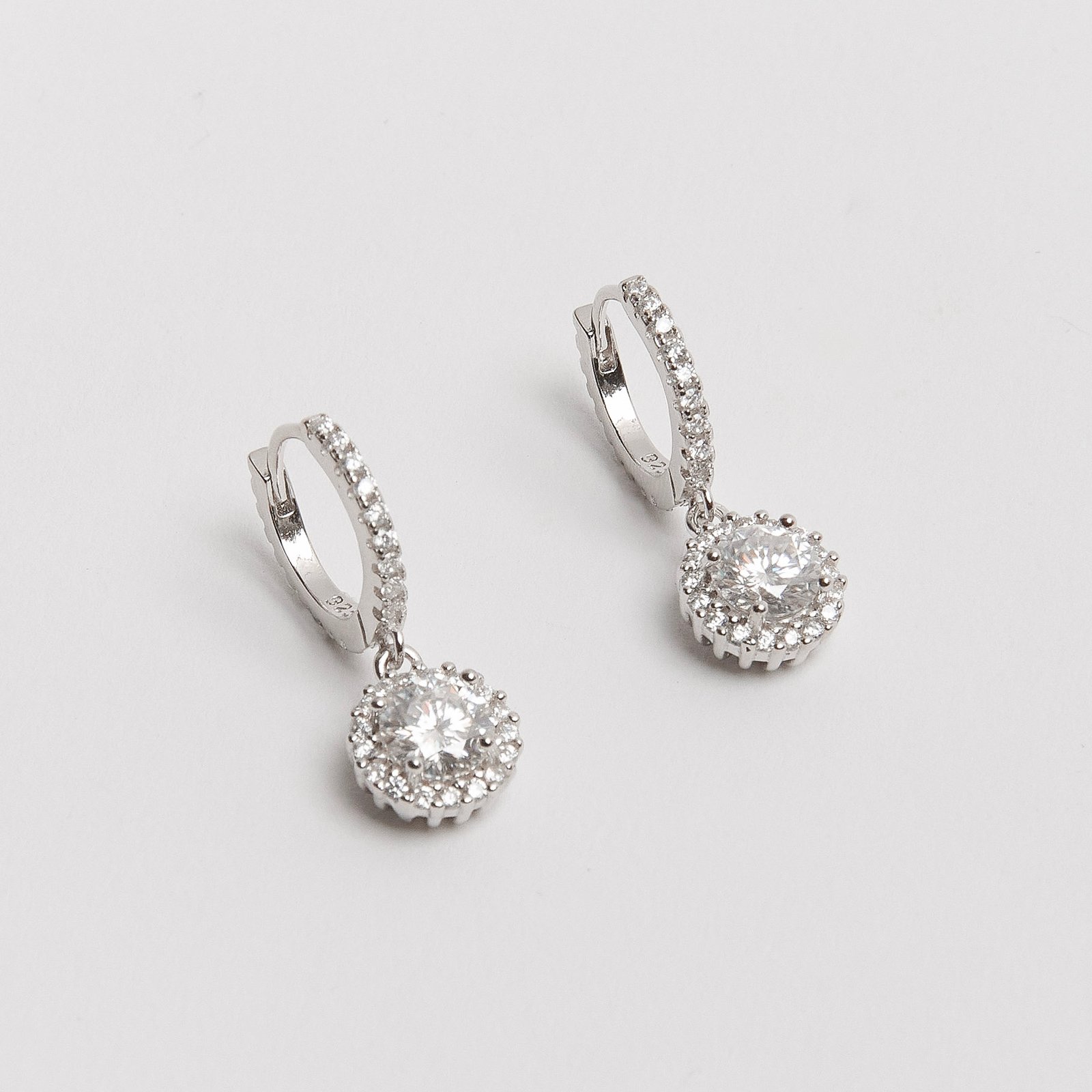 Argola click cravejada de moissanites 13mm com pingente botão ródio