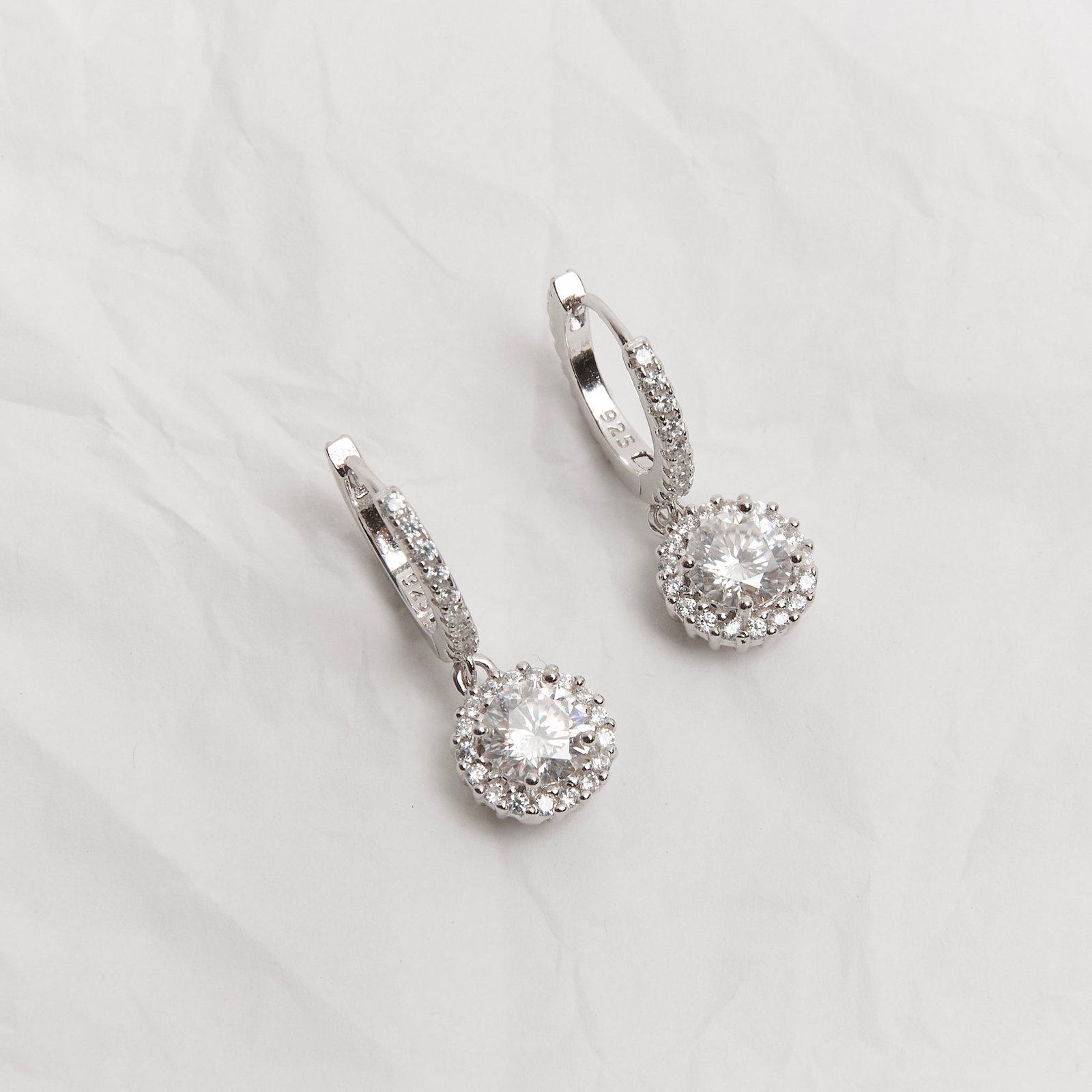 Argola click cravejada de moissanites 13mm com pingente botão ródio