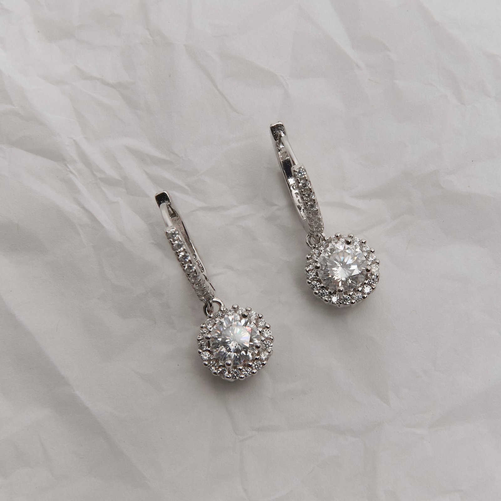 Argola click cravejada de moissanites 13mm com pingente botão ródio