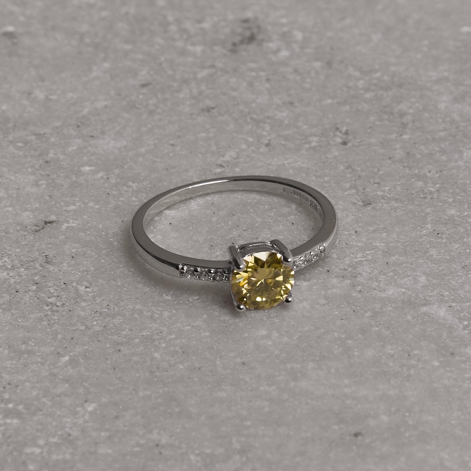 Anel solitário moissanite Yellow Fancy 6mm com cravejado ródio
