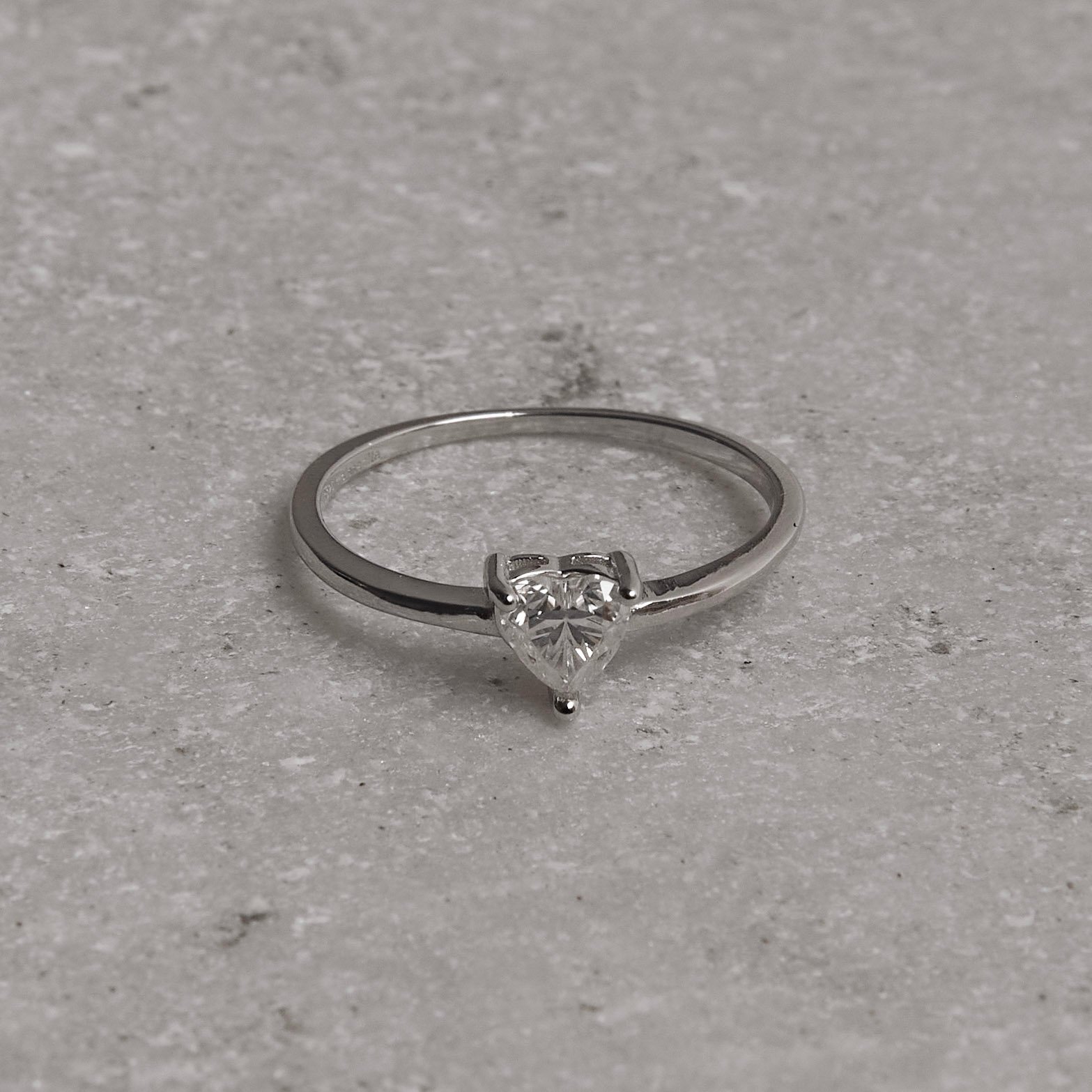Anel solitário moissanite coração 5x5mm ródio