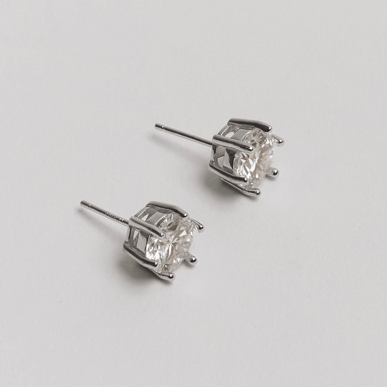 Brinco moissanite 8mm ródio