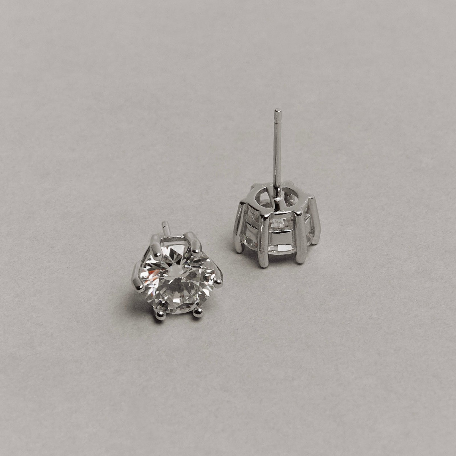 Brinco moissanite 8mm ródio