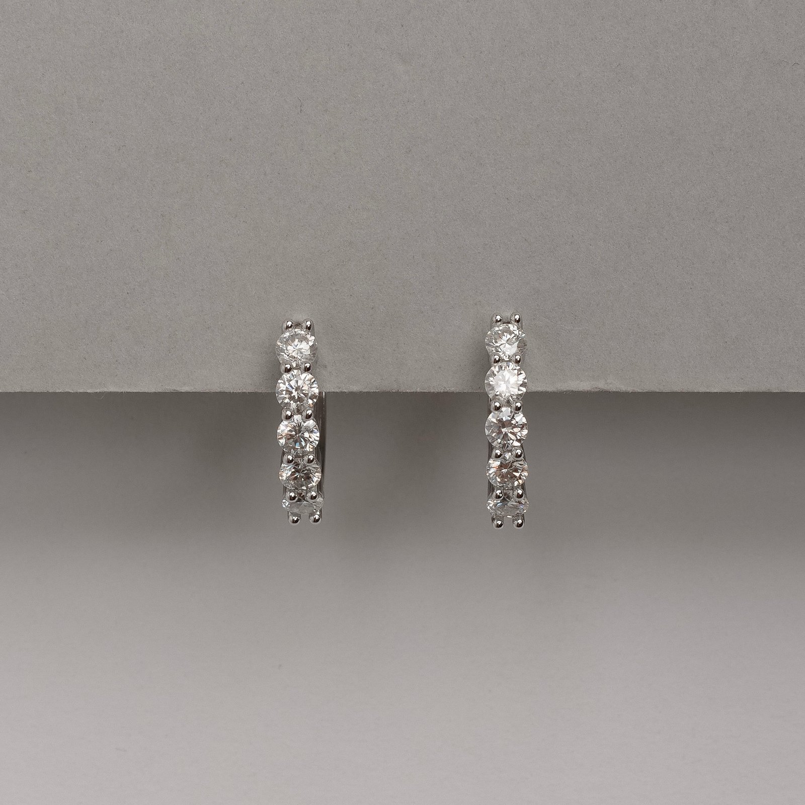 Argola click 15mm cravejada de moissanites 3mm ródio