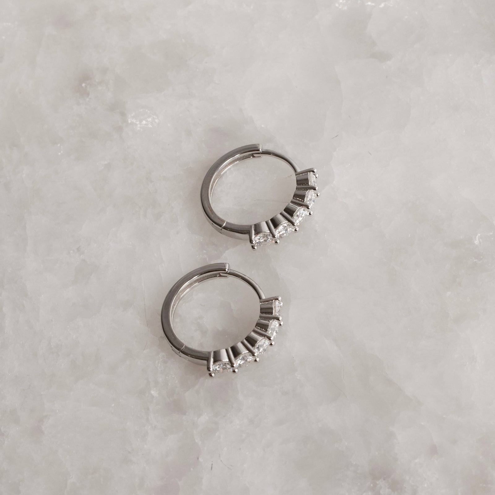 Argola click 15mm cravejada de moissanites 3mm ródio