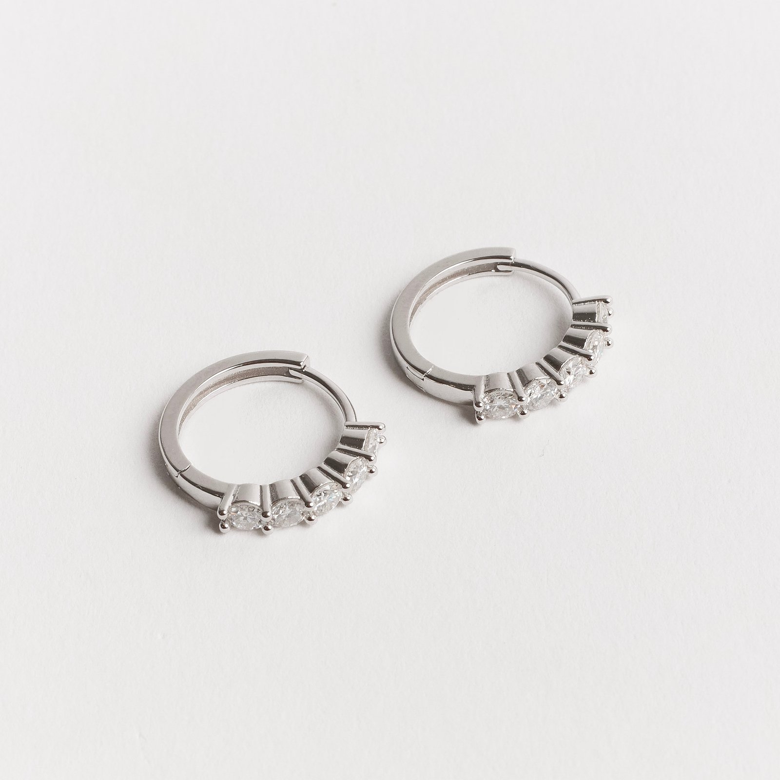 Argola click 15mm cravejada de moissanites 3mm ródio
