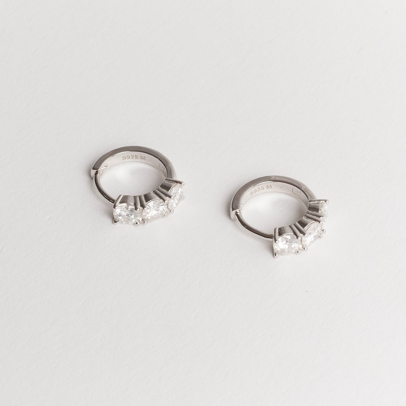 Argola click 12mm cravejada de moissanites 4mm ródio