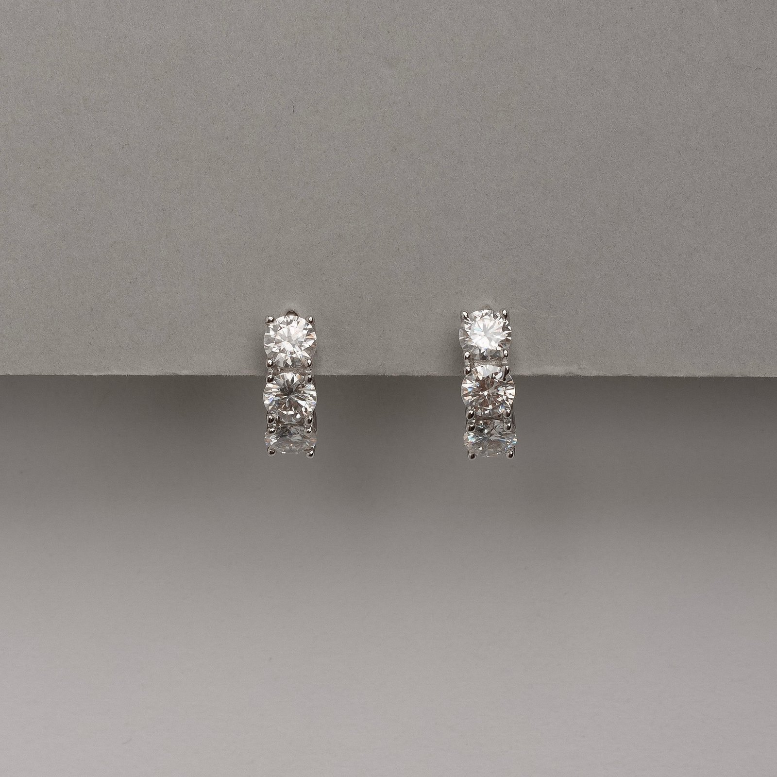 Argola click 12mm cravejada de moissanites 4mm ródio