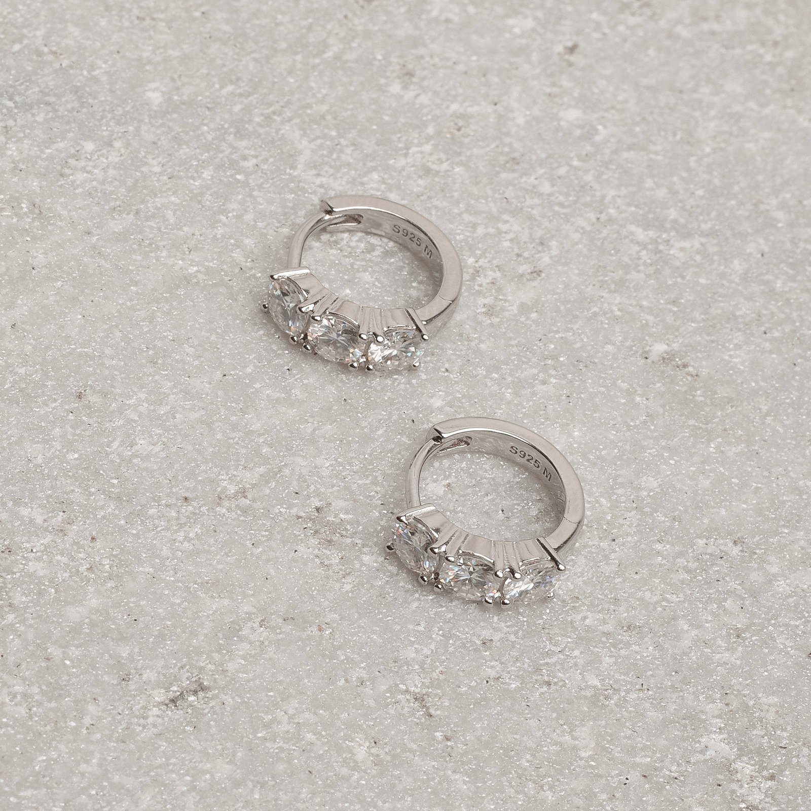 Argola click 12mm cravejada de moissanites 4mm ródio