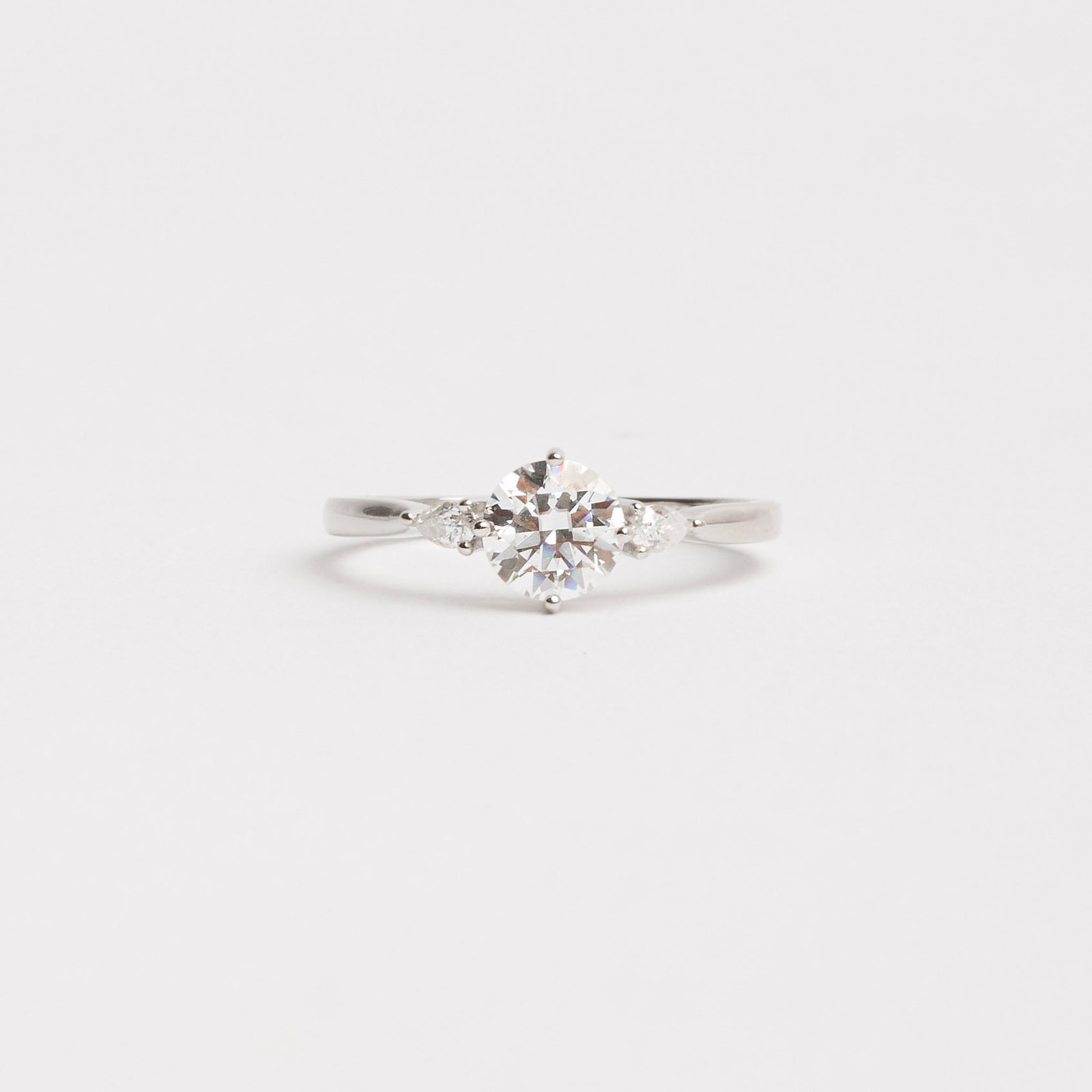 Anel moissanites redonda 6mm e gota 3mm ródio