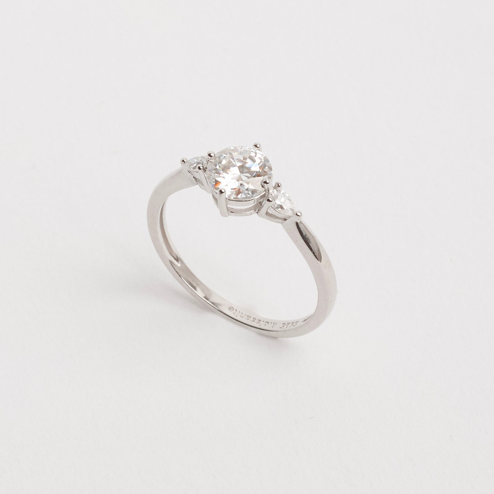 Anel moissanites redonda 6mm e gota 3mm ródio