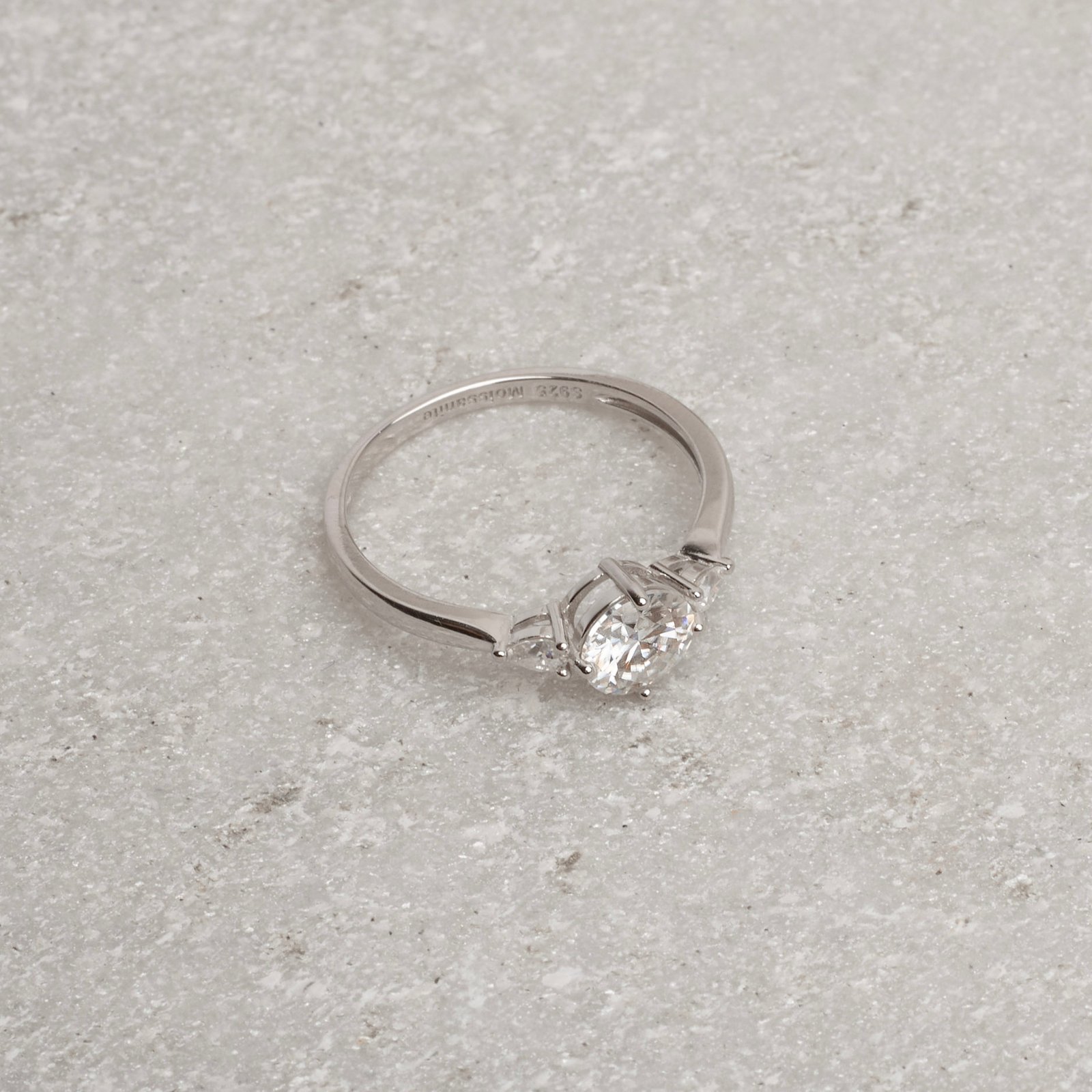 Anel moissanites redonda 6mm e gota 3mm ródio