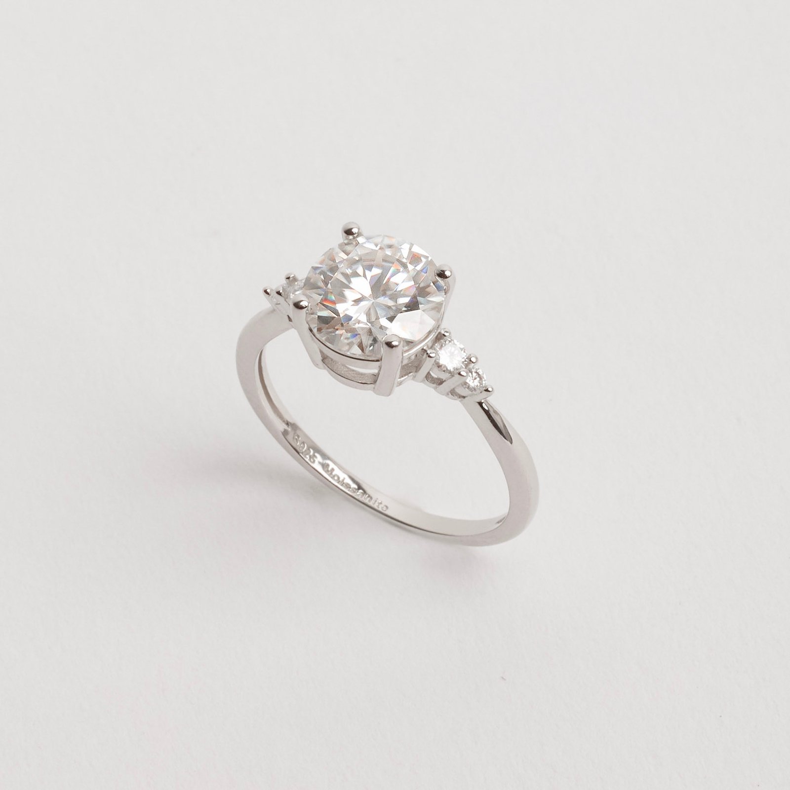 Anel solitário moissanite 8mm com cravejado lateral ródio