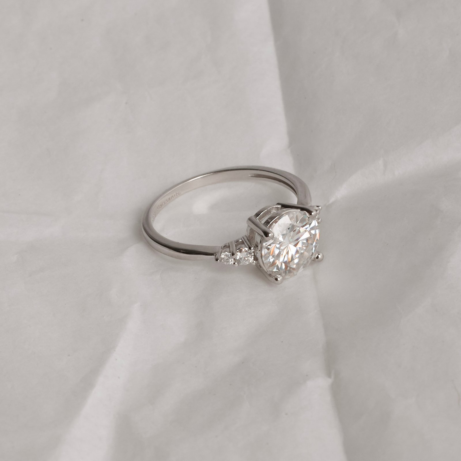 Anel solitário moissanite 8mm com cravejado lateral ródio