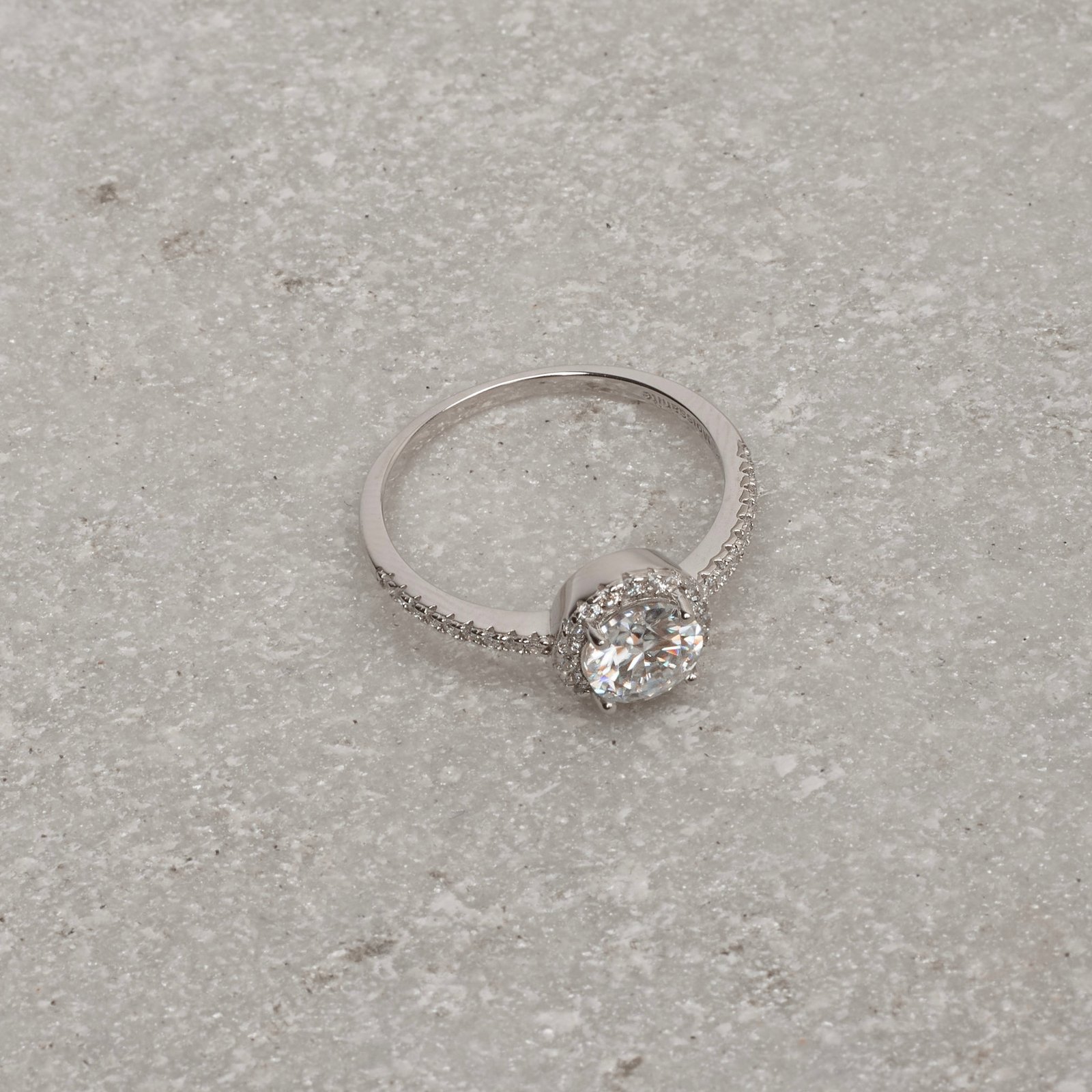 Anel meia aliança com botão 6mm cravejado de moissanites ródio