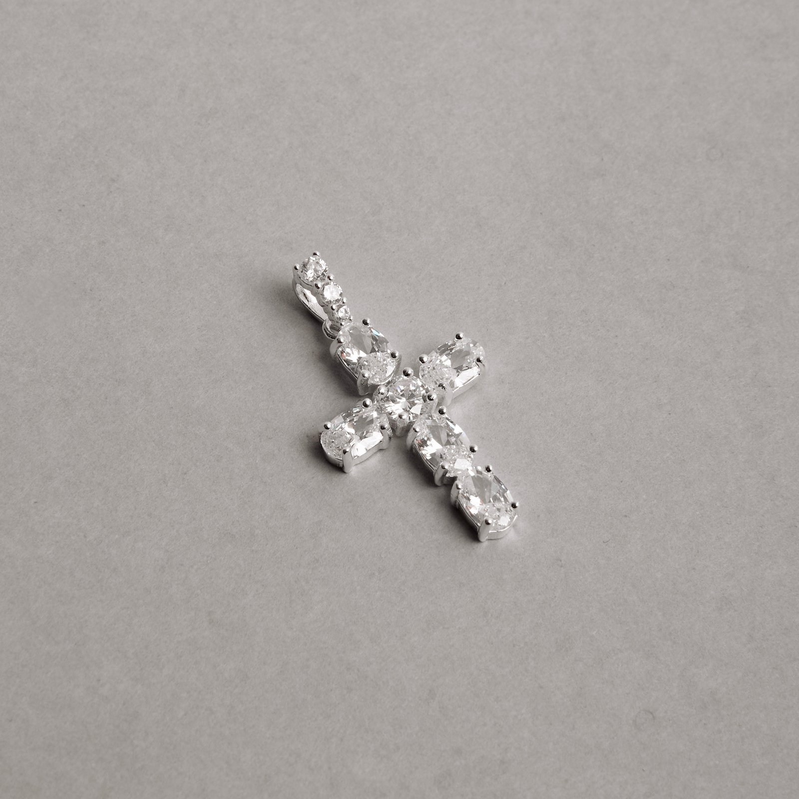 Pingente cruz cravejada 22mm