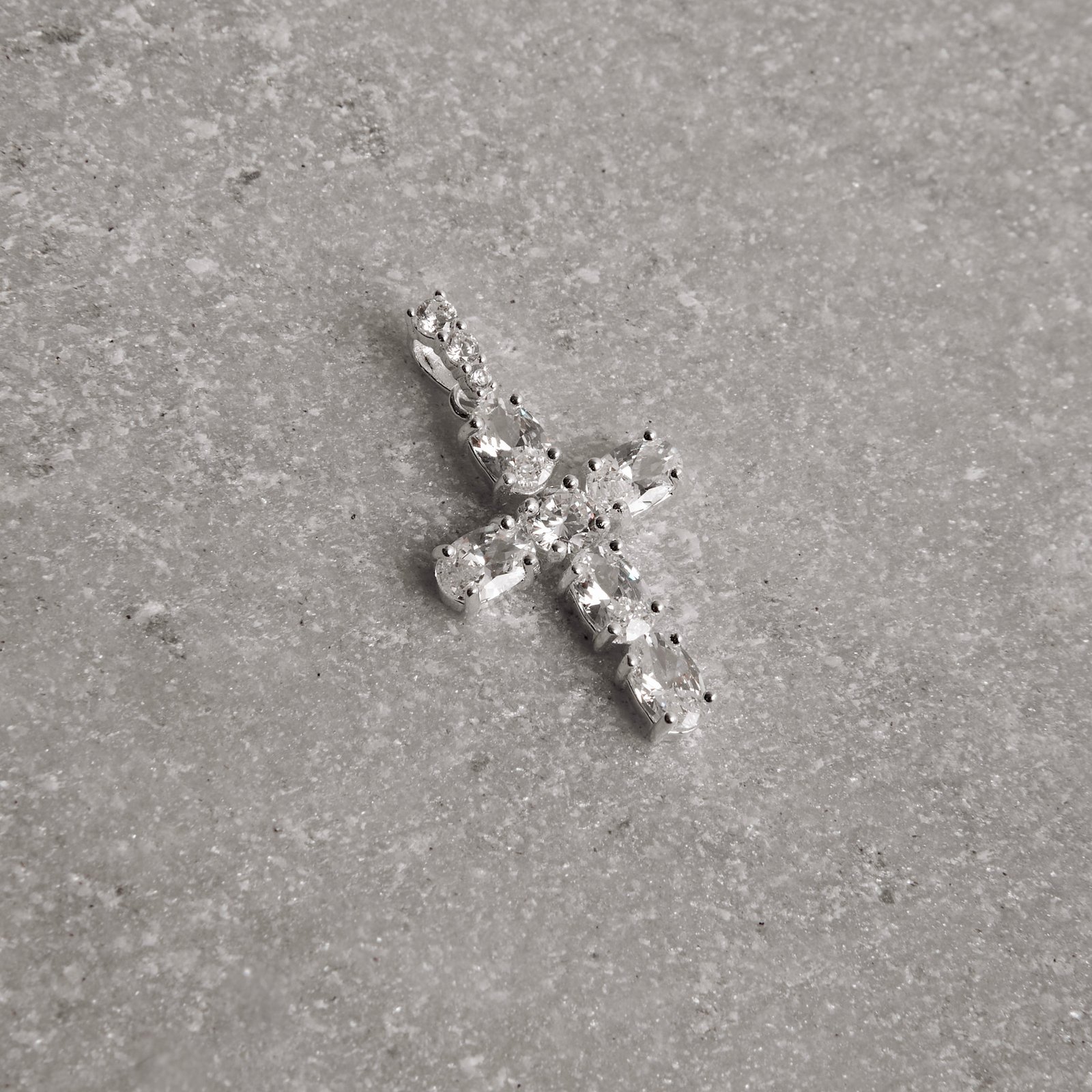 Pingente cruz cravejada 22mm