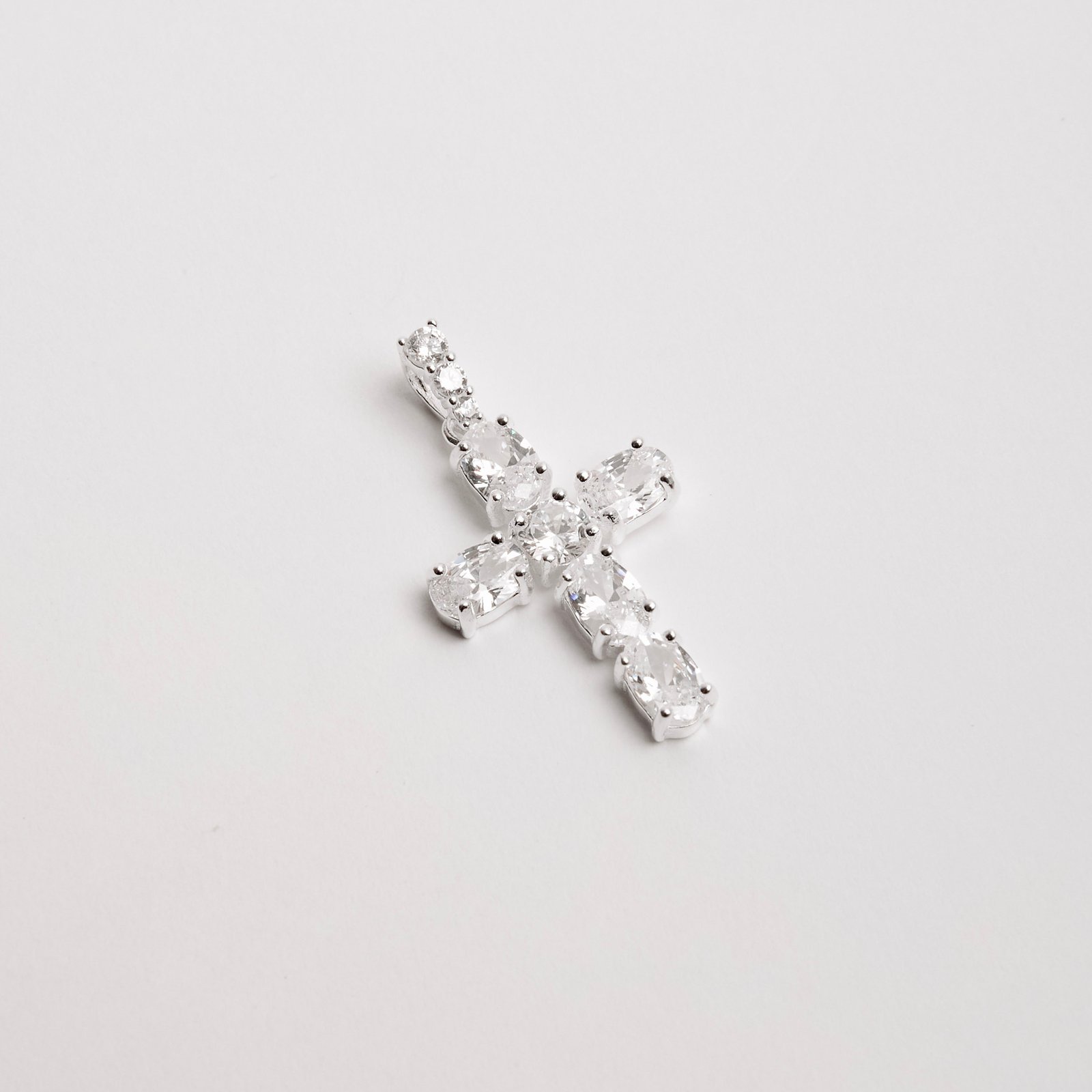 Pingente cruz cravejada 22mm