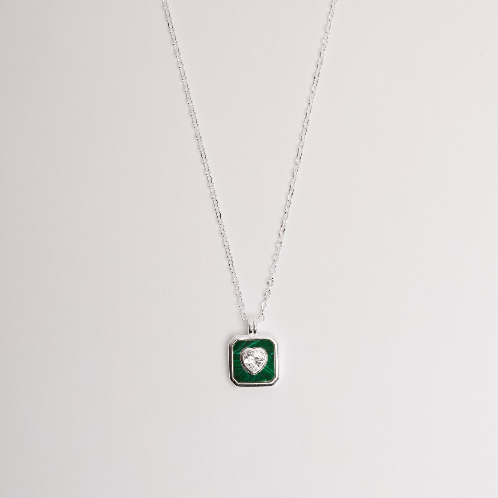 Colar pingente medalha malaquita com zircônia coração 10mm corrente cadeadinho 40+5cm