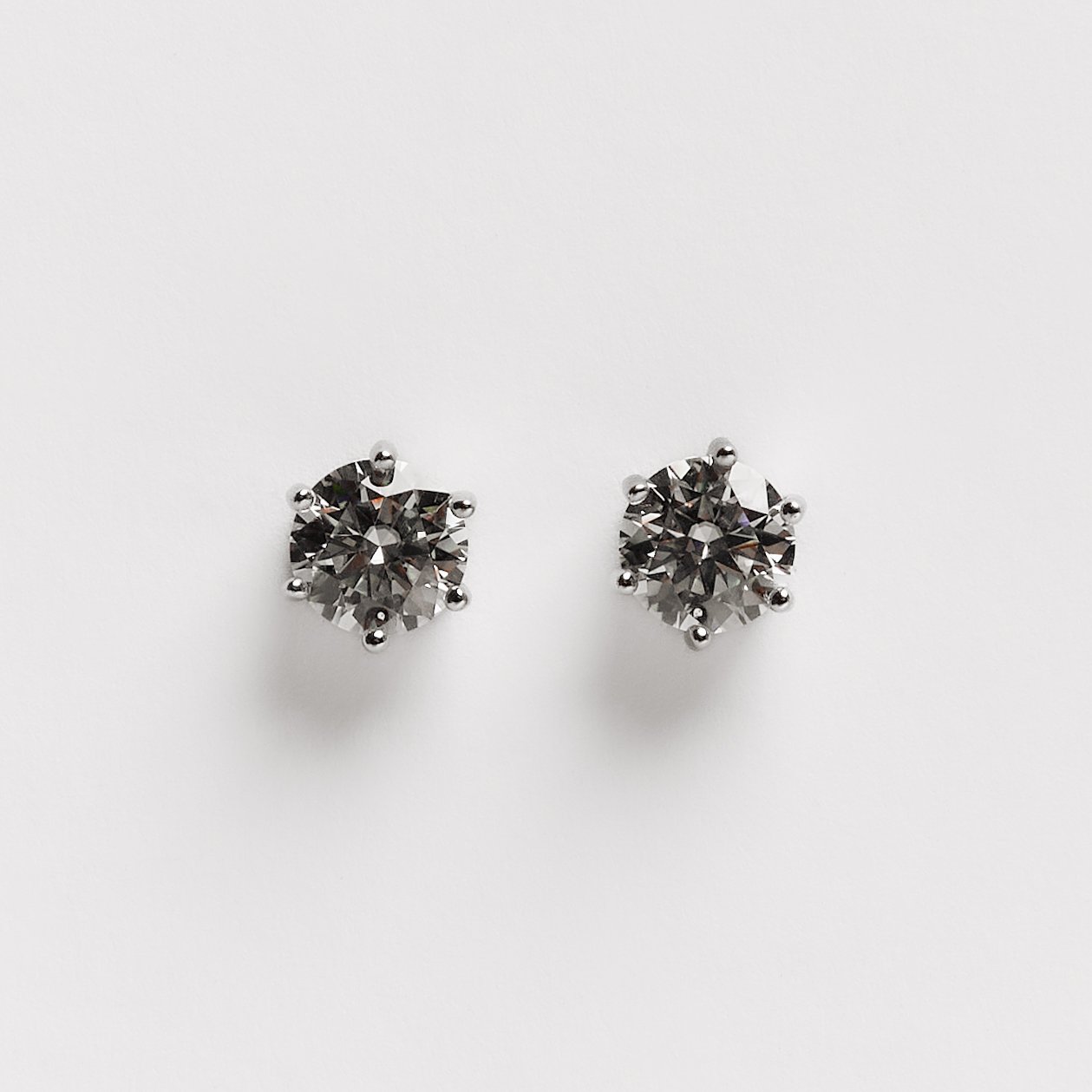 Brinco moissanite 8mm ródio