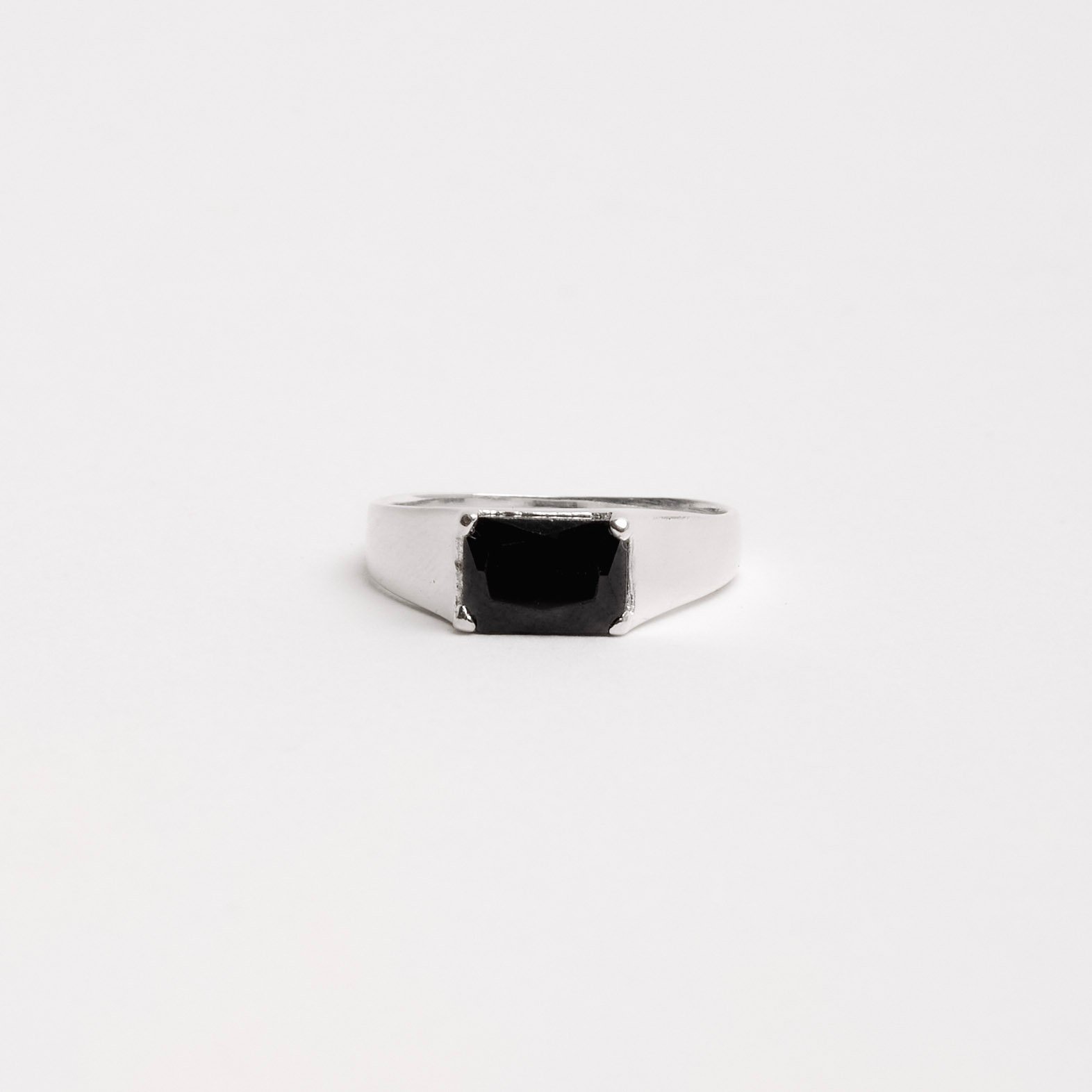 Anel zircônia retangular ônix dedinho