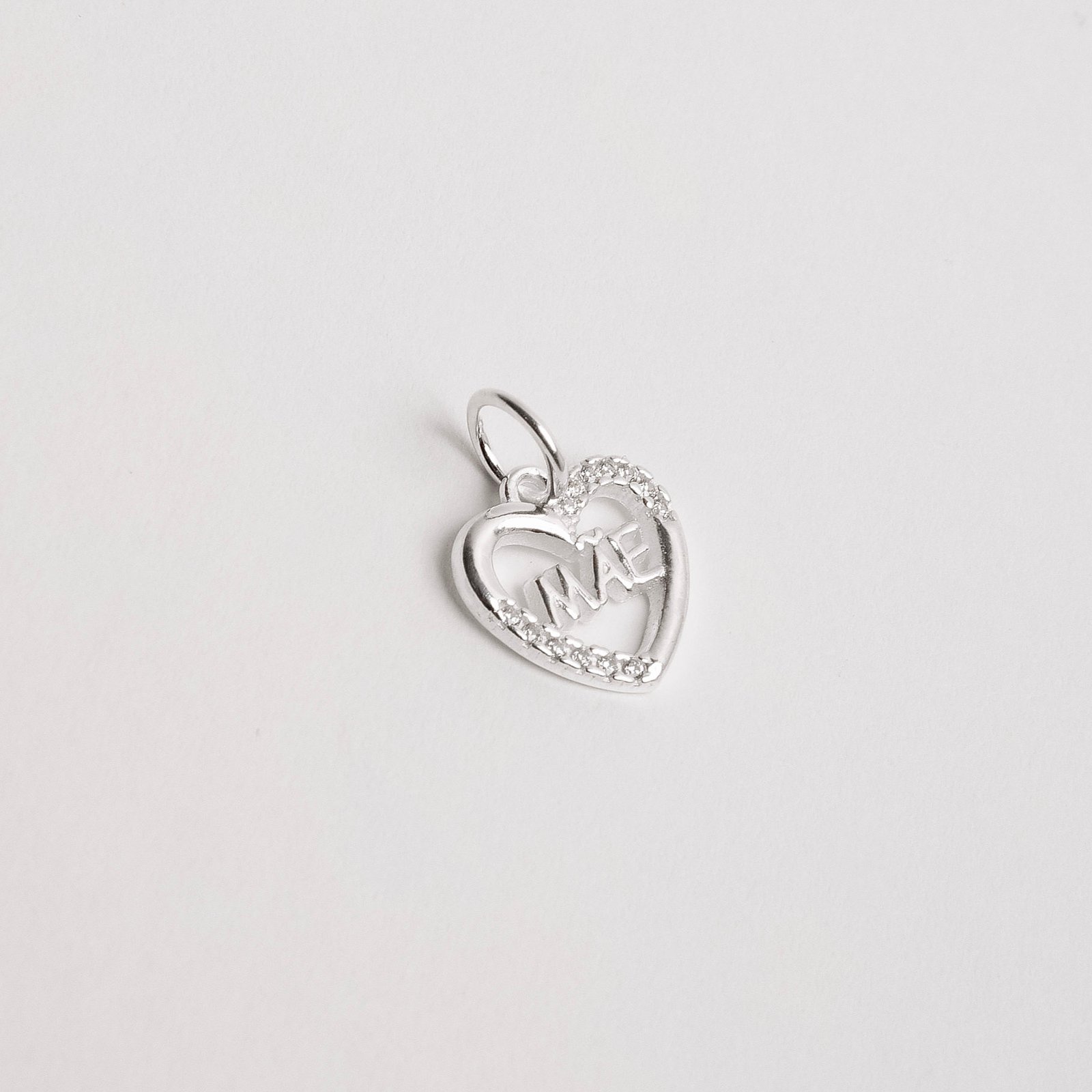 Pingente coração vazado cravejado escrito mãe 12mm