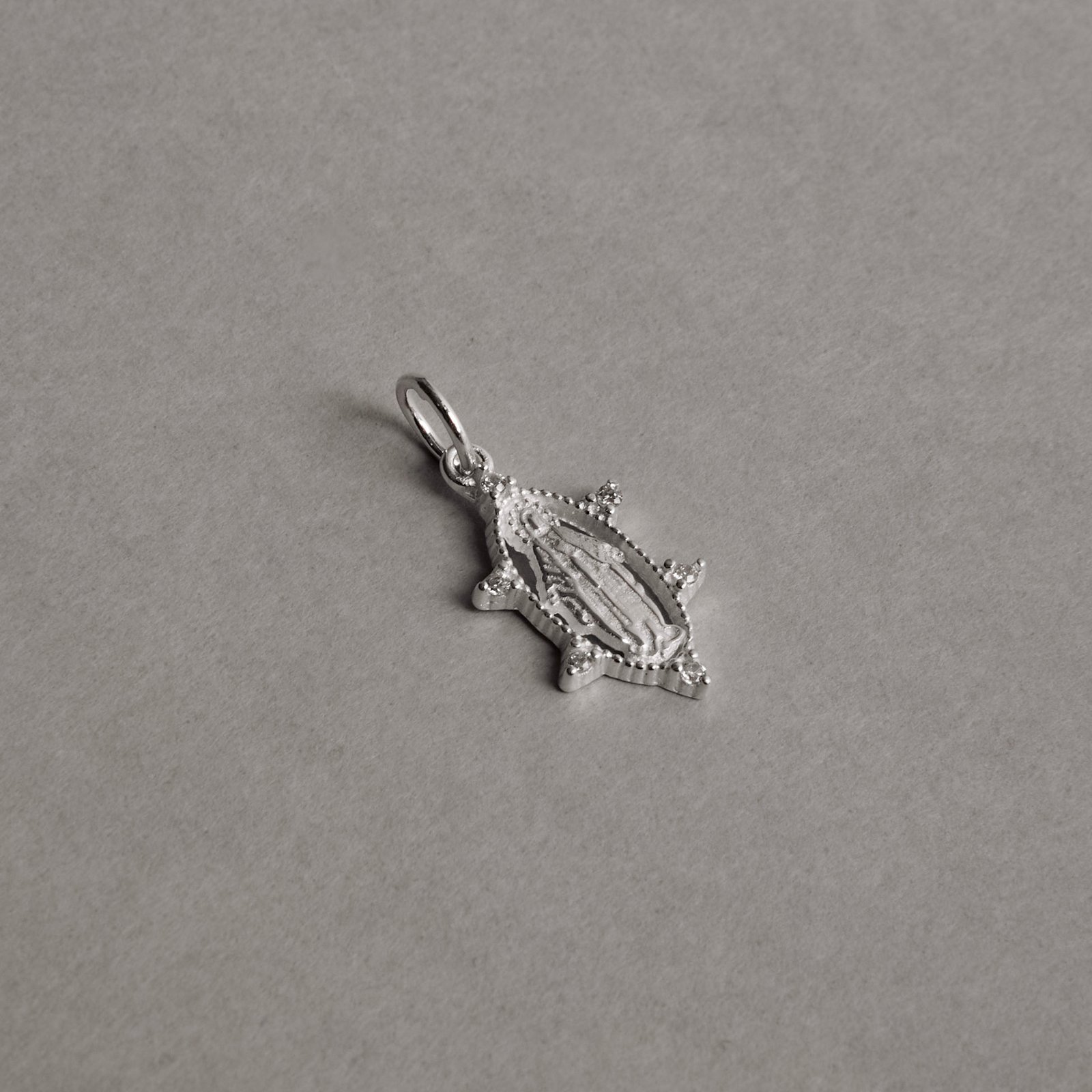 Pingente medalha oval Nsa. Sra. das Graças com zircônias 16mm