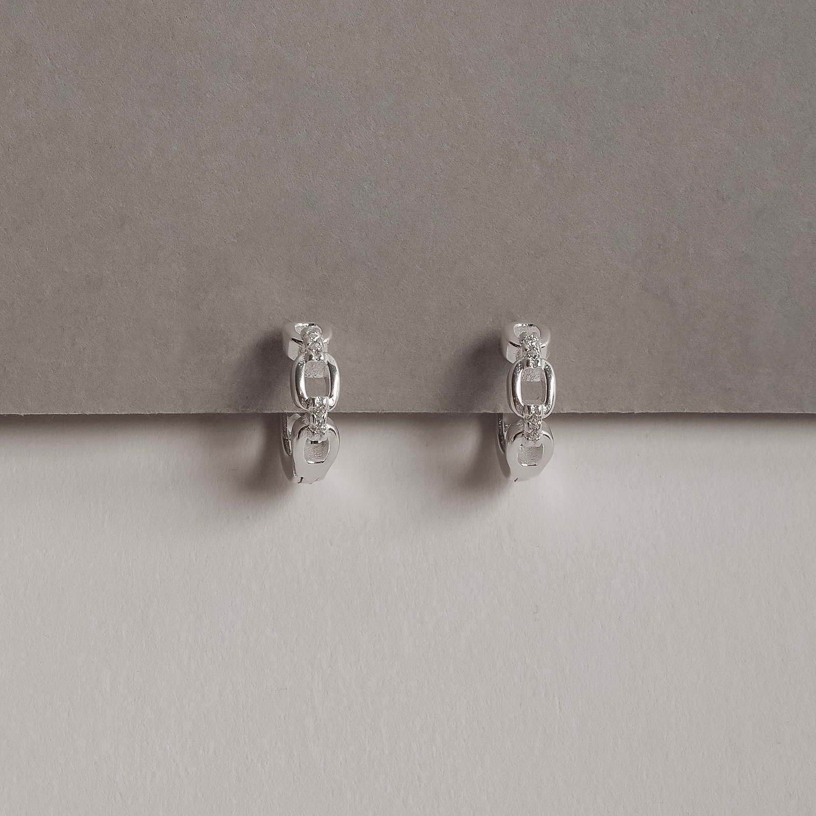 Argola click corrente com zircônias 10mm detalhe corações vazados