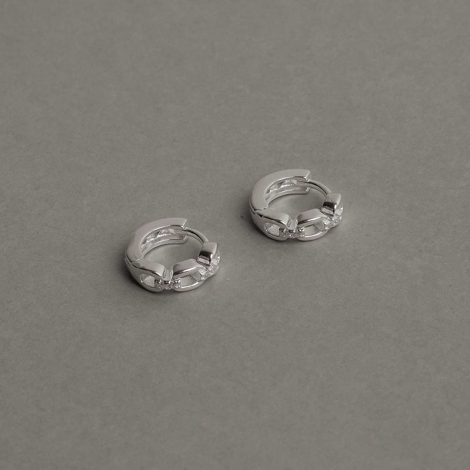 Argola click corrente com zircônias 10mm detalhe corações vazados