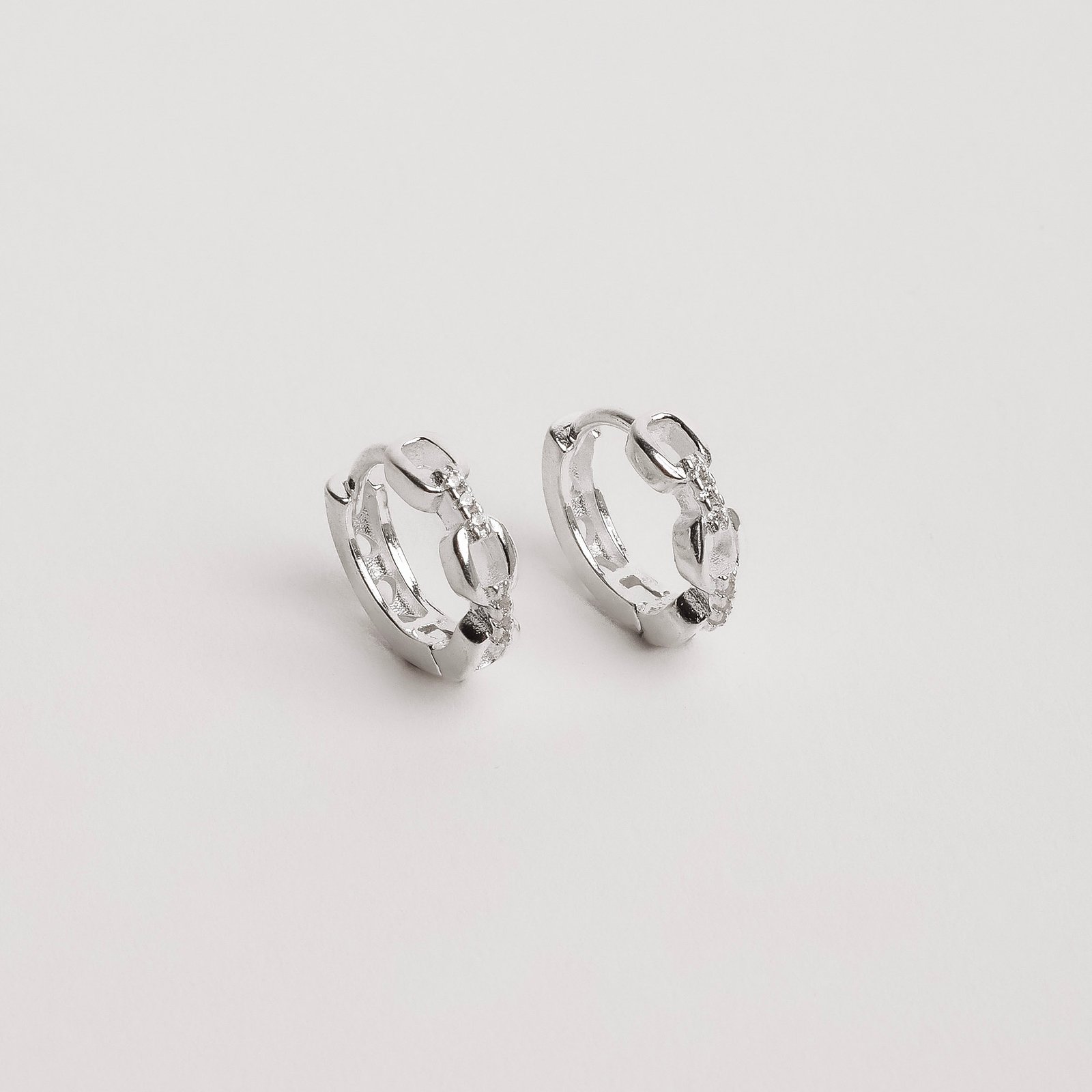 Argola click corrente com zircônias 12mm detalhe corações vazados
