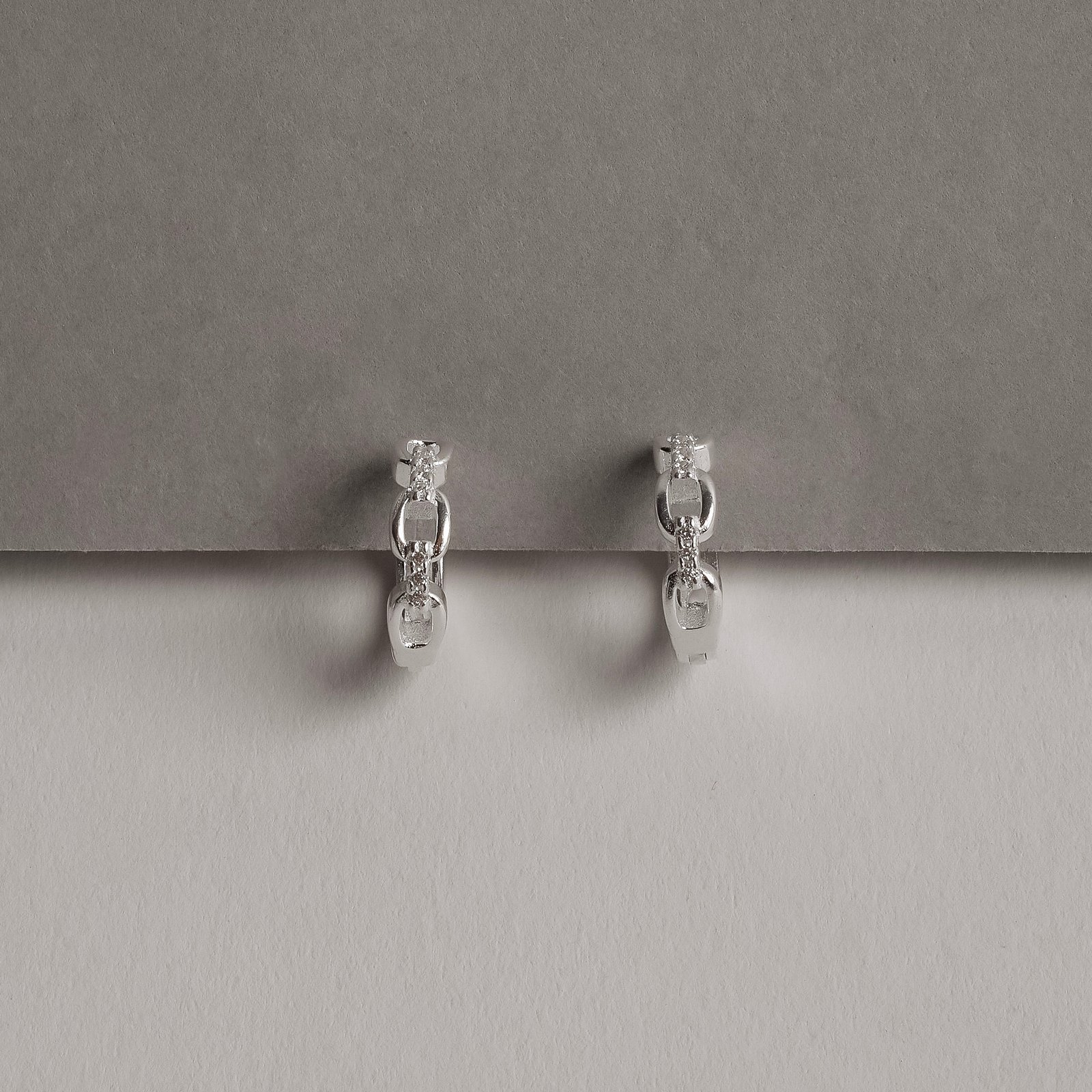 Argola click corrente com zircônias 12mm detalhe corações vazados