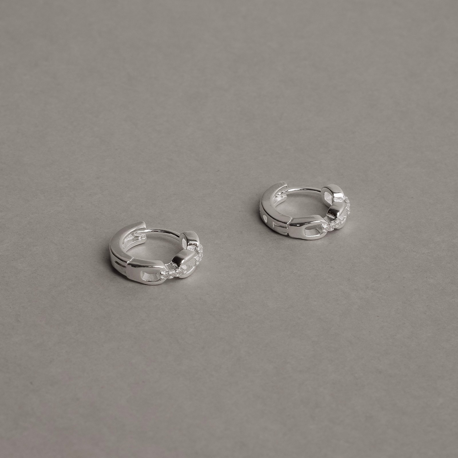 Argola click corrente com zircônias 12mm detalhe corações vazados