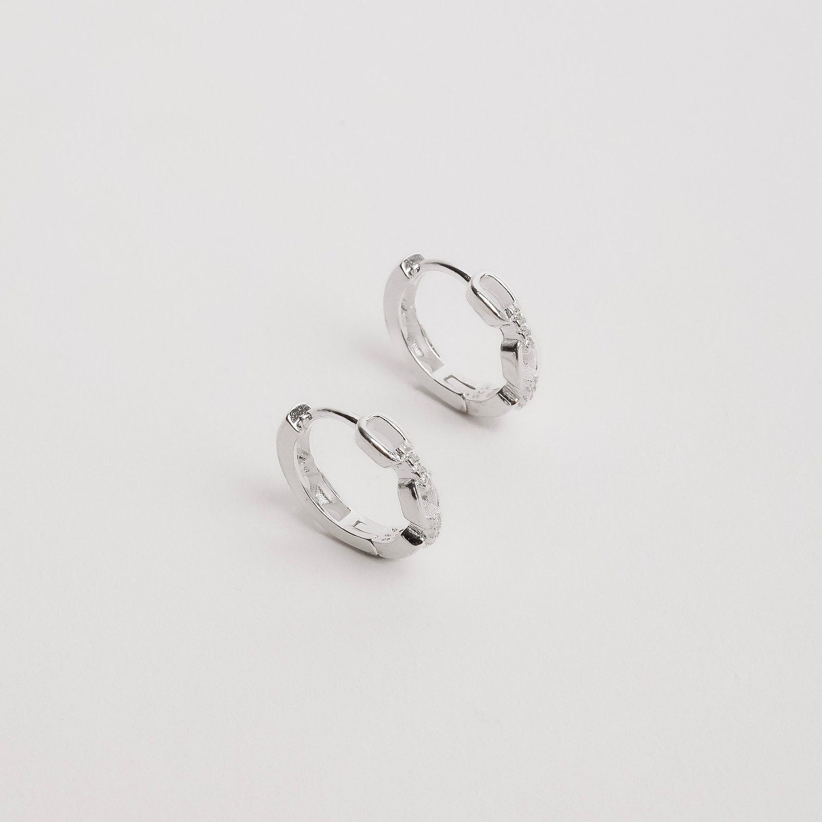 Argola click corrente com zircônias 14mm detalhe corações vazados