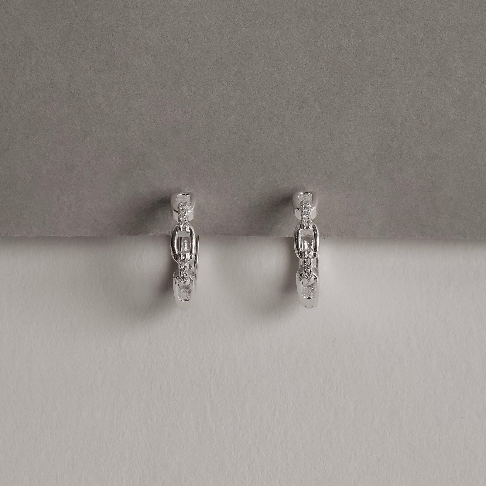 Argola click corrente com zircônias 14mm detalhe corações vazados