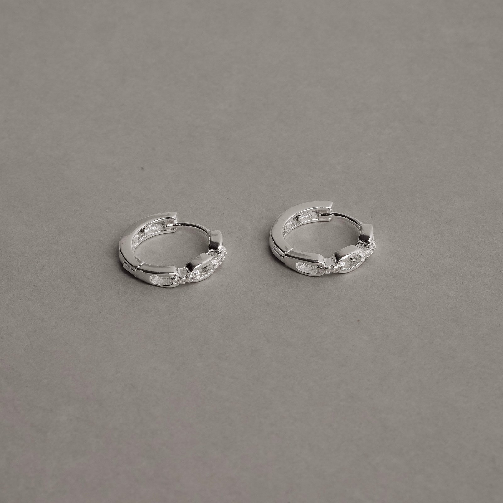 Argola click corrente com zircônias 14mm detalhe corações vazados